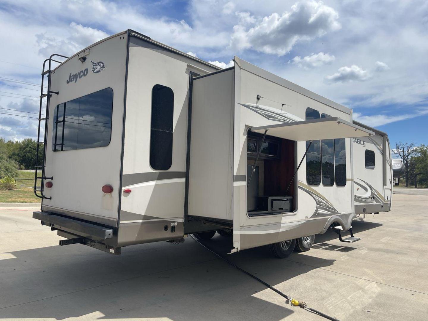 2018 WHITE JAYCO EAGLE 322RLOK (1UJBJ0BU0J1) , Length: 38.42 ft. | Dry Weight: 9,505 lbs. | Gross Weight: 11,750 lbs. | Slides: 3 transmission, located at 4319 N Main Street, Cleburne, TX, 76033, (817) 221-0660, 32.435829, -97.384178 - This 2018 Eagle 322RLOK fifth wheel has a length of 38.42 ft, a width of 8 ft, and a height of 12.19 ft. Its dry weight is 9,505 lbs, with a payload capacity of 2,245 lbs. The unit's GVWR is 11,750 lbs and has a hitch weight of 1,260 lbs. The exterior extra large storage could fit your outdoor campi - Photo#25