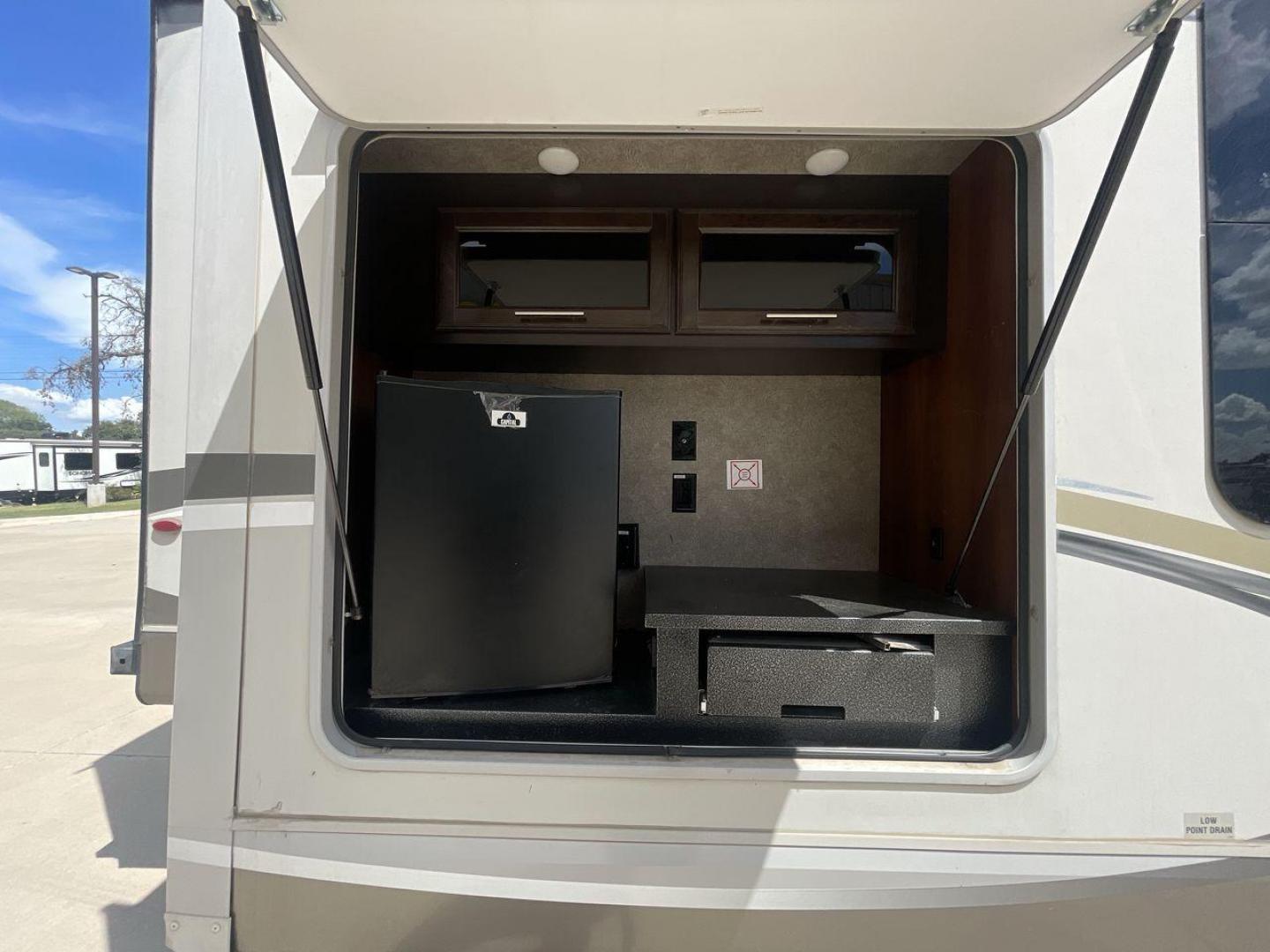 2018 WHITE JAYCO EAGLE 322RLOK (1UJBJ0BU0J1) , Length: 38.42 ft. | Dry Weight: 9,505 lbs. | Gross Weight: 11,750 lbs. | Slides: 3 transmission, located at 4319 N Main Street, Cleburne, TX, 76033, (817) 221-0660, 32.435829, -97.384178 - This 2018 Eagle 322RLOK fifth wheel has a length of 38.42 ft, a width of 8 ft, and a height of 12.19 ft. Its dry weight is 9,505 lbs, with a payload capacity of 2,245 lbs. The unit's GVWR is 11,750 lbs and has a hitch weight of 1,260 lbs. The exterior extra large storage could fit your outdoor campi - Photo#26