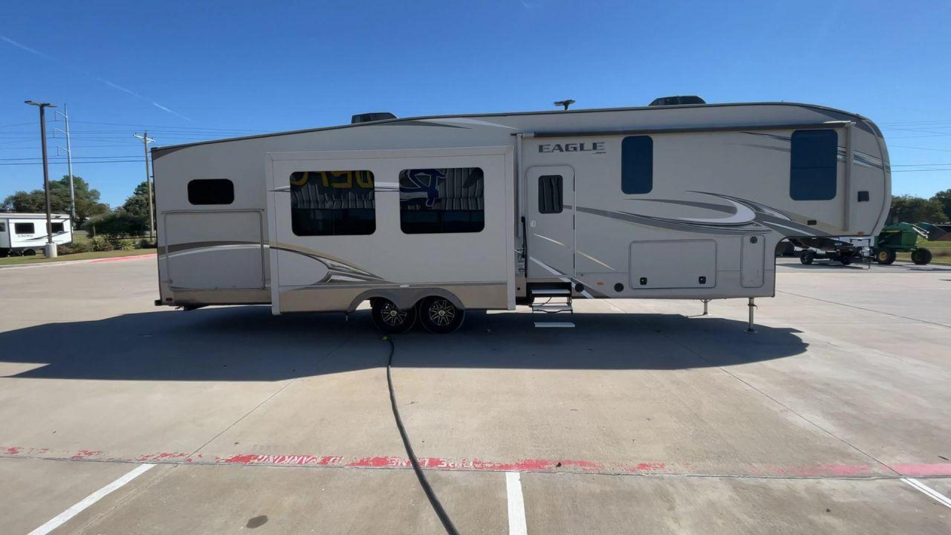 2018 TAN JAYCO EAGLE 347BHOK - (1UJCJ0BV0J1) , Length: 41.58 ft. | Dry Weight: 12,155 lbs. | Gross Weight: 14,850 lbs. | Slides: 4 transmission, located at 4319 N Main Street, Cleburne, TX, 76033, (817) 221-0660, 32.435829, -97.384178 - The 2018 Jayco Eagle 347BHOK is a fifth-wheel RV that blends luxury, functionality, and family-friendly features in one impressive package. Designed for large families or groups of friends who enjoy extended camping trips or full-time RV living, this model provides a spacious layout, multiple sleepi - Photo#2