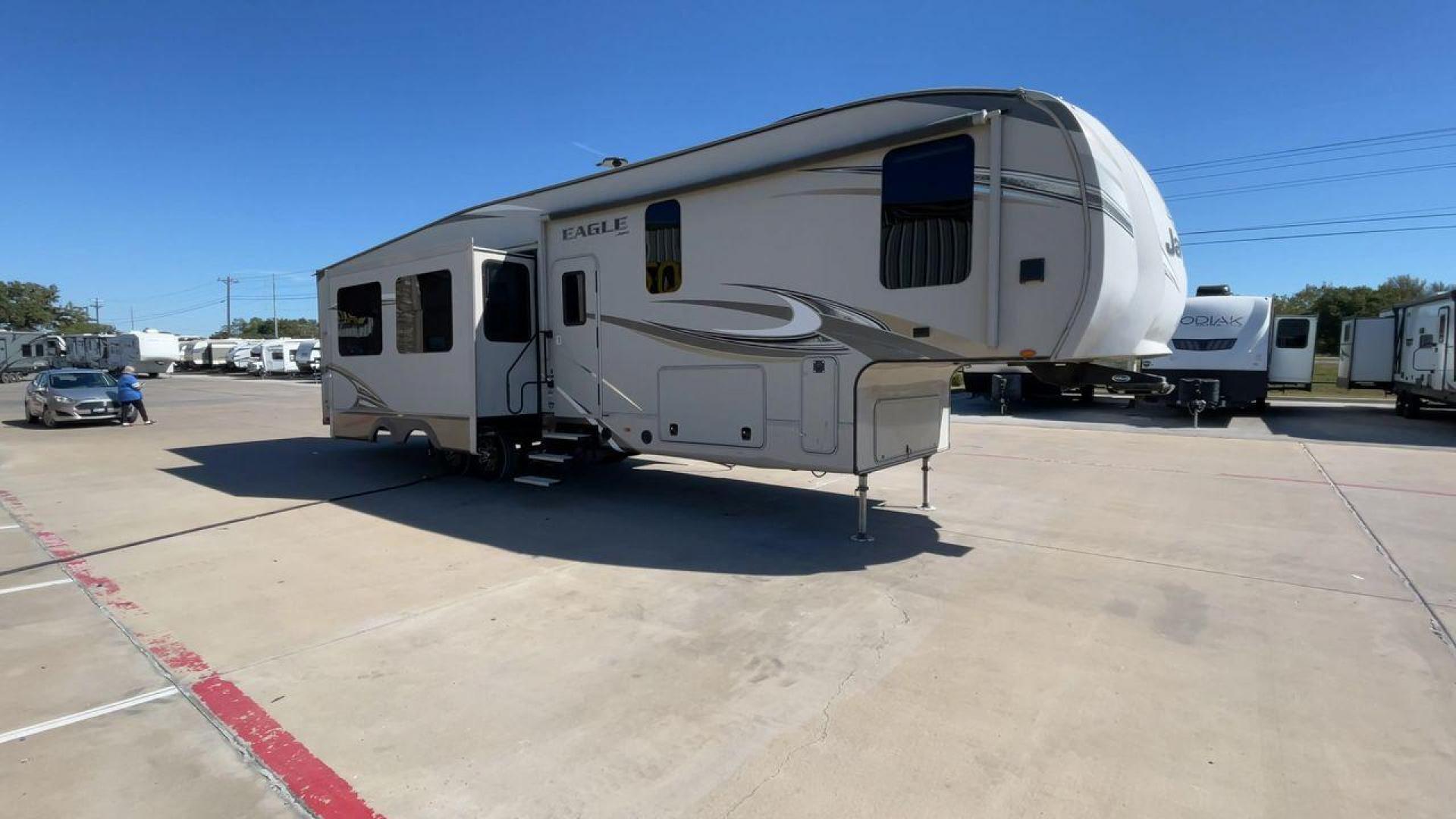 2018 TAN JAYCO EAGLE 347BHOK - (1UJCJ0BV0J1) , Length: 41.58 ft. | Dry Weight: 12,155 lbs. | Gross Weight: 14,850 lbs. | Slides: 4 transmission, located at 4319 N Main Street, Cleburne, TX, 76033, (817) 221-0660, 32.435829, -97.384178 - The 2018 Jayco Eagle 347BHOK is a fifth-wheel RV that blends luxury, functionality, and family-friendly features in one impressive package. Designed for large families or groups of friends who enjoy extended camping trips or full-time RV living, this model provides a spacious layout, multiple sleepi - Photo#3