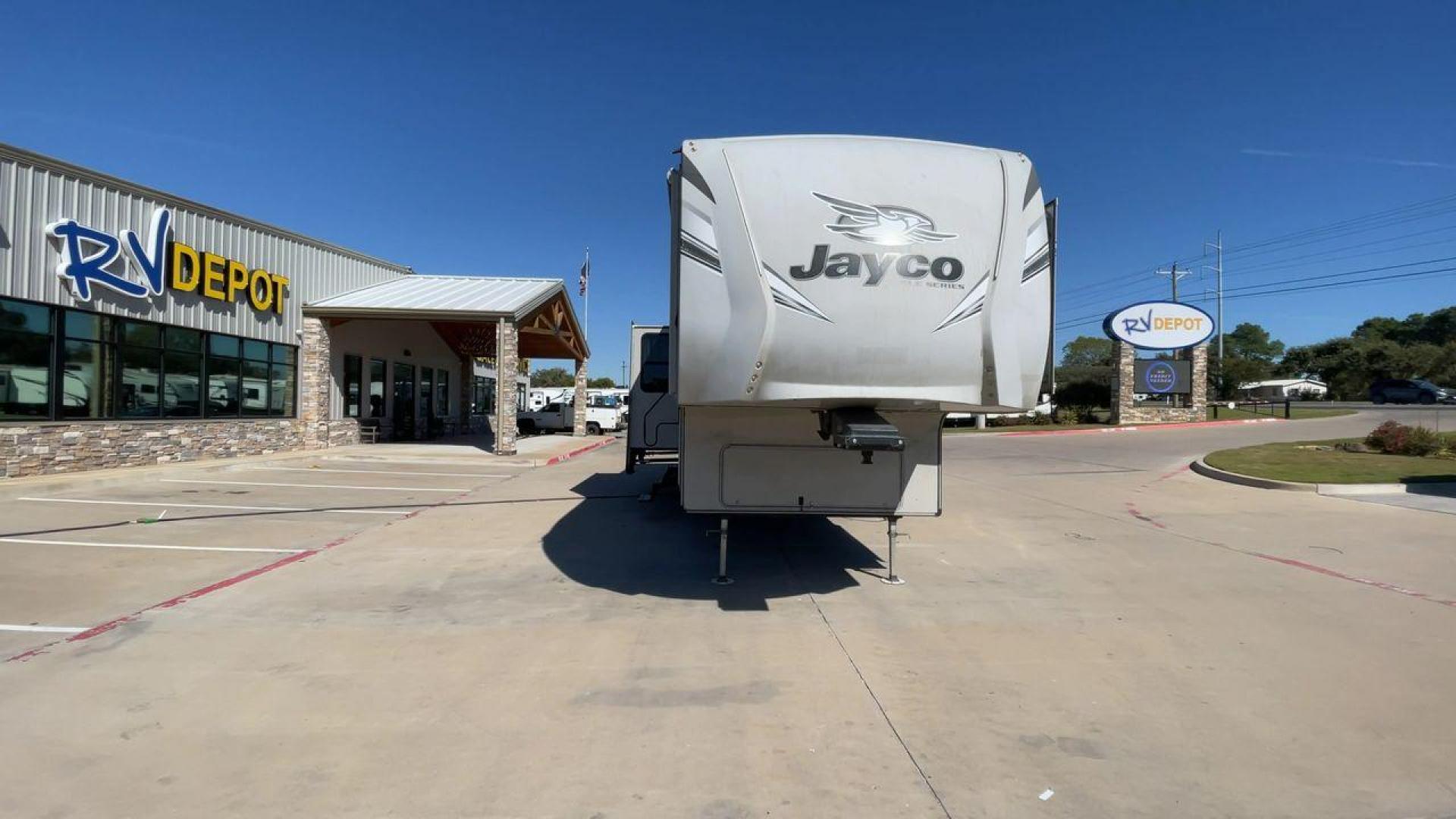 2018 TAN JAYCO EAGLE 347BHOK - (1UJCJ0BV0J1) , Length: 41.58 ft. | Dry Weight: 12,155 lbs. | Gross Weight: 14,850 lbs. | Slides: 4 transmission, located at 4319 N Main Street, Cleburne, TX, 76033, (817) 221-0660, 32.435829, -97.384178 - The 2018 Jayco Eagle 347BHOK is a fifth-wheel RV that blends luxury, functionality, and family-friendly features in one impressive package. Designed for large families or groups of friends who enjoy extended camping trips or full-time RV living, this model provides a spacious layout, multiple sleepi - Photo#4