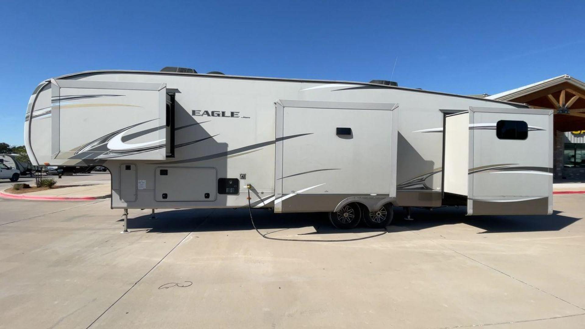 2018 TAN JAYCO EAGLE 347BHOK - (1UJCJ0BV0J1) , Length: 41.58 ft. | Dry Weight: 12,155 lbs. | Gross Weight: 14,850 lbs. | Slides: 4 transmission, located at 4319 N Main Street, Cleburne, TX, 76033, (817) 221-0660, 32.435829, -97.384178 - The 2018 Jayco Eagle 347BHOK is a fifth-wheel RV that blends luxury, functionality, and family-friendly features in one impressive package. Designed for large families or groups of friends who enjoy extended camping trips or full-time RV living, this model provides a spacious layout, multiple sleepi - Photo#6