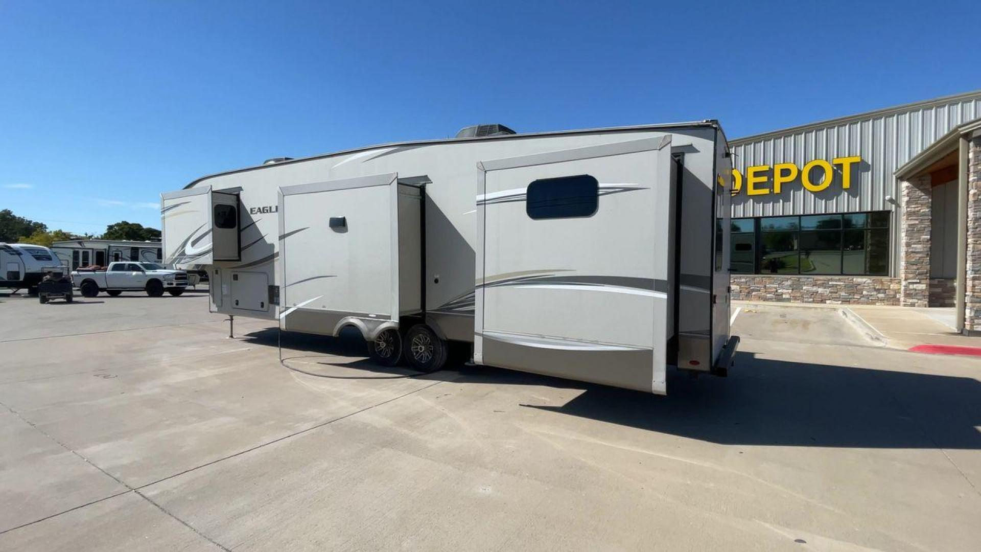 2018 TAN JAYCO EAGLE 347BHOK - (1UJCJ0BV0J1) , Length: 41.58 ft. | Dry Weight: 12,155 lbs. | Gross Weight: 14,850 lbs. | Slides: 4 transmission, located at 4319 N Main Street, Cleburne, TX, 76033, (817) 221-0660, 32.435829, -97.384178 - The 2018 Jayco Eagle 347BHOK is a fifth-wheel RV that blends luxury, functionality, and family-friendly features in one impressive package. Designed for large families or groups of friends who enjoy extended camping trips or full-time RV living, this model provides a spacious layout, multiple sleepi - Photo#7