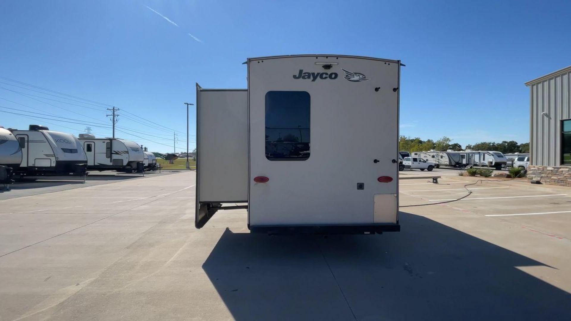 2018 TAN JAYCO EAGLE 347BHOK - (1UJCJ0BV0J1) , Length: 41.58 ft. | Dry Weight: 12,155 lbs. | Gross Weight: 14,850 lbs. | Slides: 4 transmission, located at 4319 N Main Street, Cleburne, TX, 76033, (817) 221-0660, 32.435829, -97.384178 - The 2018 Jayco Eagle 347BHOK is a fifth-wheel RV that blends luxury, functionality, and family-friendly features in one impressive package. Designed for large families or groups of friends who enjoy extended camping trips or full-time RV living, this model provides a spacious layout, multiple sleepi - Photo#8