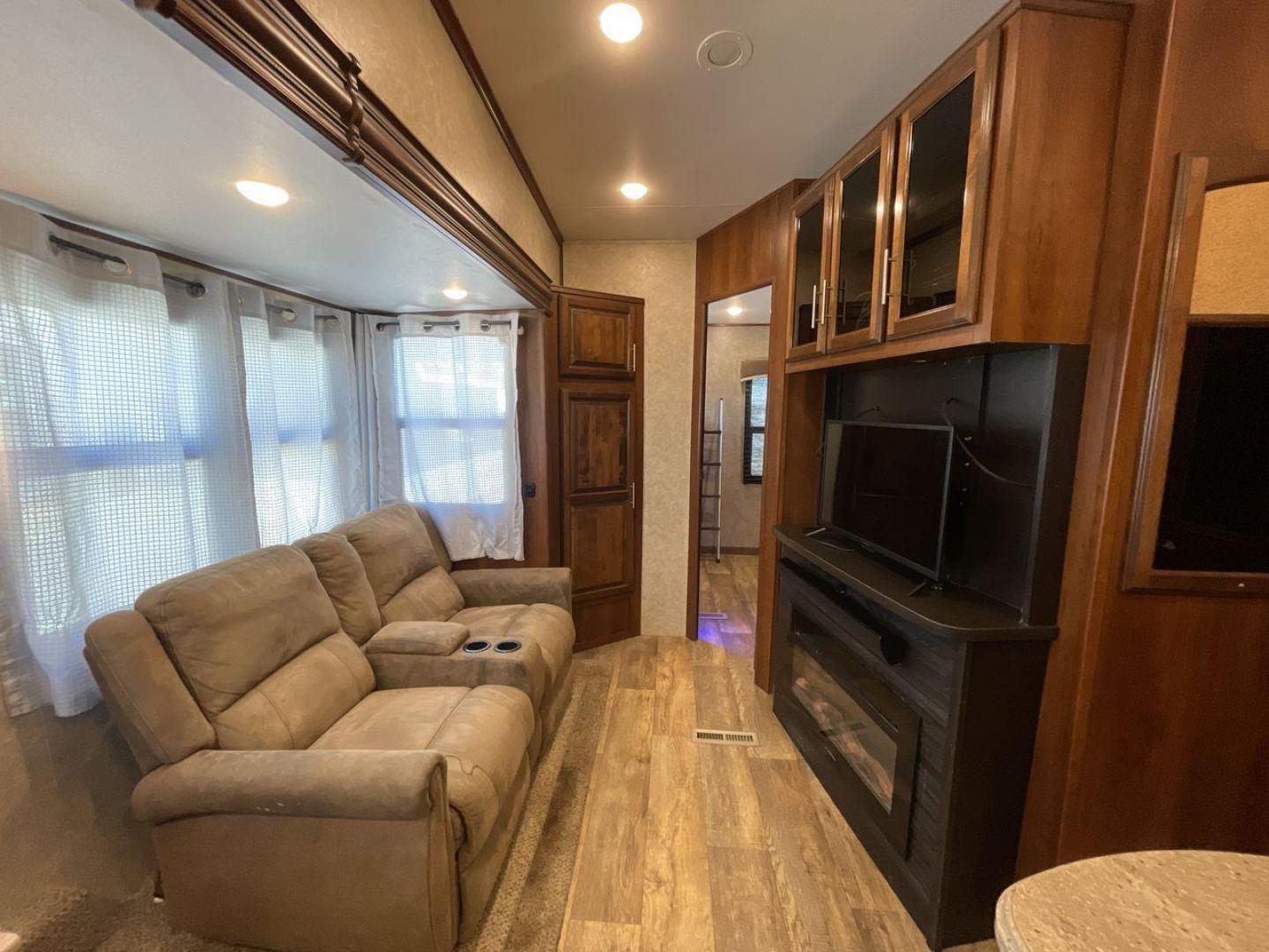 2018 TAN JAYCO EAGLE 347BHOK - (1UJCJ0BV0J1) , Length: 41.58 ft. | Dry Weight: 12,155 lbs. | Gross Weight: 14,850 lbs. | Slides: 4 transmission, located at 4319 N Main Street, Cleburne, TX, 76033, (817) 221-0660, 32.435829, -97.384178 - The 2018 Jayco Eagle 347BHOK is a fifth-wheel RV that blends luxury, functionality, and family-friendly features in one impressive package. Designed for large families or groups of friends who enjoy extended camping trips or full-time RV living, this model provides a spacious layout, multiple sleepi - Photo#10