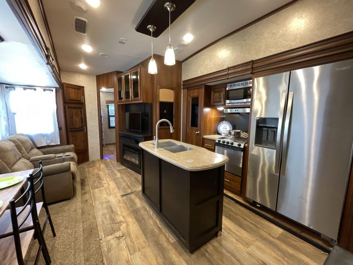 2018 TAN JAYCO EAGLE 347BHOK - (1UJCJ0BV0J1) , Length: 41.58 ft. | Dry Weight: 12,155 lbs. | Gross Weight: 14,850 lbs. | Slides: 4 transmission, located at 4319 N Main Street, Cleburne, TX, 76033, (817) 221-0660, 32.435829, -97.384178 - The 2018 Jayco Eagle 347BHOK is a fifth-wheel RV that blends luxury, functionality, and family-friendly features in one impressive package. Designed for large families or groups of friends who enjoy extended camping trips or full-time RV living, this model provides a spacious layout, multiple sleepi - Photo#11