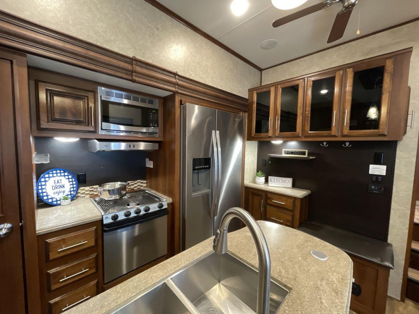 2018 TAN JAYCO EAGLE 347BHOK - (1UJCJ0BV0J1) , Length: 41.58 ft. | Dry Weight: 12,155 lbs. | Gross Weight: 14,850 lbs. | Slides: 4 transmission, located at 4319 N Main Street, Cleburne, TX, 76033, (817) 221-0660, 32.435829, -97.384178 - The 2018 Jayco Eagle 347BHOK is a fifth-wheel RV that blends luxury, functionality, and family-friendly features in one impressive package. Designed for large families or groups of friends who enjoy extended camping trips or full-time RV living, this model provides a spacious layout, multiple sleepi - Photo#12