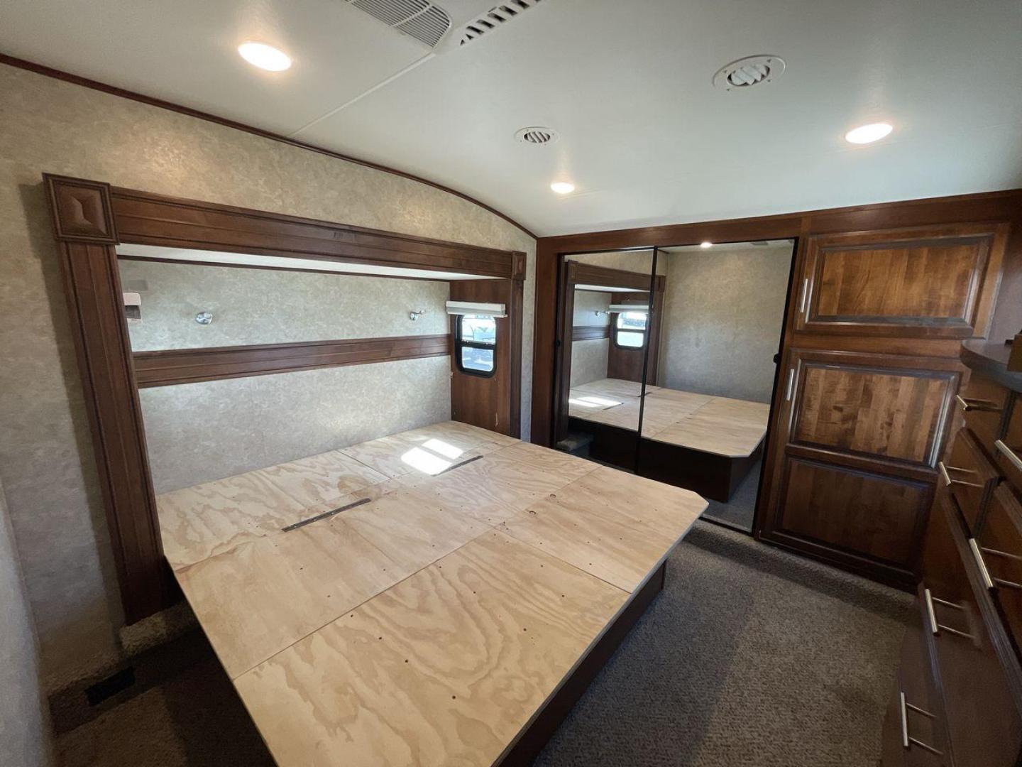 2018 TAN JAYCO EAGLE 347BHOK - (1UJCJ0BV0J1) , Length: 41.58 ft. | Dry Weight: 12,155 lbs. | Gross Weight: 14,850 lbs. | Slides: 4 transmission, located at 4319 N Main Street, Cleburne, TX, 76033, (817) 221-0660, 32.435829, -97.384178 - The 2018 Jayco Eagle 347BHOK is a fifth-wheel RV that blends luxury, functionality, and family-friendly features in one impressive package. Designed for large families or groups of friends who enjoy extended camping trips or full-time RV living, this model provides a spacious layout, multiple sleepi - Photo#16