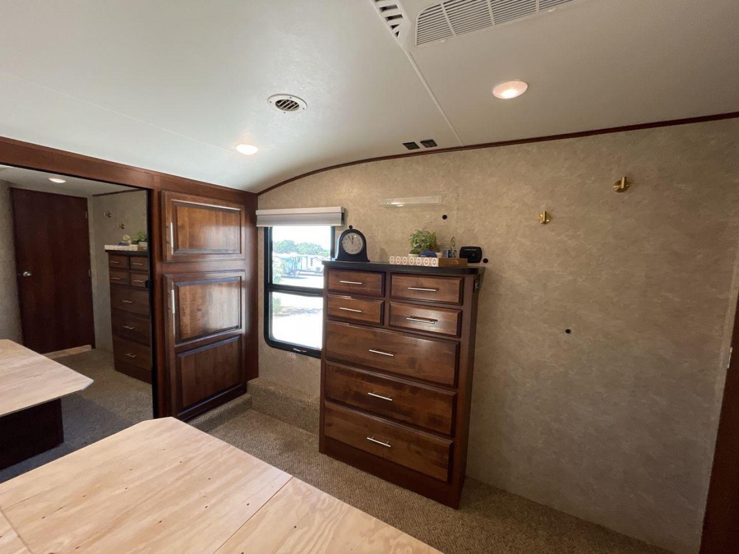 2018 TAN JAYCO EAGLE 347BHOK - (1UJCJ0BV0J1) , Length: 41.58 ft. | Dry Weight: 12,155 lbs. | Gross Weight: 14,850 lbs. | Slides: 4 transmission, located at 4319 N Main Street, Cleburne, TX, 76033, (817) 221-0660, 32.435829, -97.384178 - The 2018 Jayco Eagle 347BHOK is a fifth-wheel RV that blends luxury, functionality, and family-friendly features in one impressive package. Designed for large families or groups of friends who enjoy extended camping trips or full-time RV living, this model provides a spacious layout, multiple sleepi - Photo#17