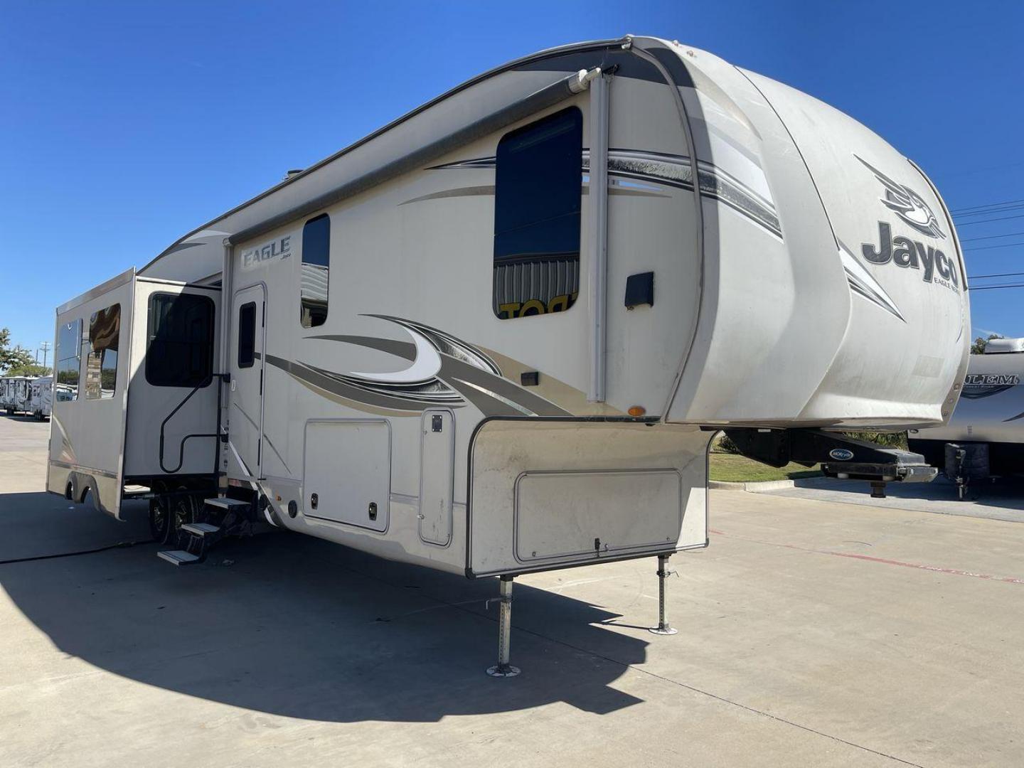 2018 TAN JAYCO EAGLE 347BHOK - (1UJCJ0BV0J1) , Length: 41.58 ft. | Dry Weight: 12,155 lbs. | Gross Weight: 14,850 lbs. | Slides: 4 transmission, located at 4319 N Main Street, Cleburne, TX, 76033, (817) 221-0660, 32.435829, -97.384178 - The 2018 Jayco Eagle 347BHOK is a fifth-wheel RV that blends luxury, functionality, and family-friendly features in one impressive package. Designed for large families or groups of friends who enjoy extended camping trips or full-time RV living, this model provides a spacious layout, multiple sleepi - Photo#22