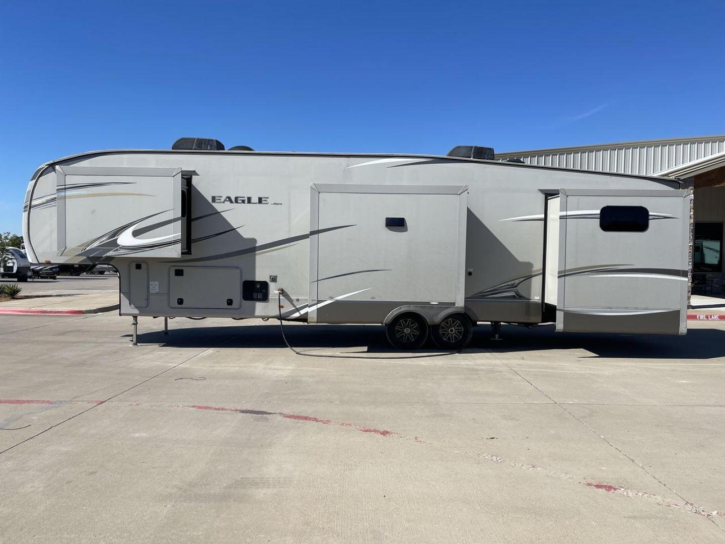 2018 TAN JAYCO EAGLE 347BHOK - (1UJCJ0BV0J1) , Length: 41.58 ft. | Dry Weight: 12,155 lbs. | Gross Weight: 14,850 lbs. | Slides: 4 transmission, located at 4319 N Main Street, Cleburne, TX, 76033, (817) 221-0660, 32.435829, -97.384178 - The 2018 Jayco Eagle 347BHOK is a fifth-wheel RV that blends luxury, functionality, and family-friendly features in one impressive package. Designed for large families or groups of friends who enjoy extended camping trips or full-time RV living, this model provides a spacious layout, multiple sleepi - Photo#23