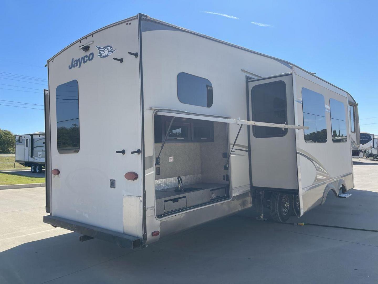 2018 TAN JAYCO EAGLE 347BHOK - (1UJCJ0BV0J1) , Length: 41.58 ft. | Dry Weight: 12,155 lbs. | Gross Weight: 14,850 lbs. | Slides: 4 transmission, located at 4319 N Main Street, Cleburne, TX, 76033, (817) 221-0660, 32.435829, -97.384178 - The 2018 Jayco Eagle 347BHOK is a fifth-wheel RV that blends luxury, functionality, and family-friendly features in one impressive package. Designed for large families or groups of friends who enjoy extended camping trips or full-time RV living, this model provides a spacious layout, multiple sleepi - Photo#24