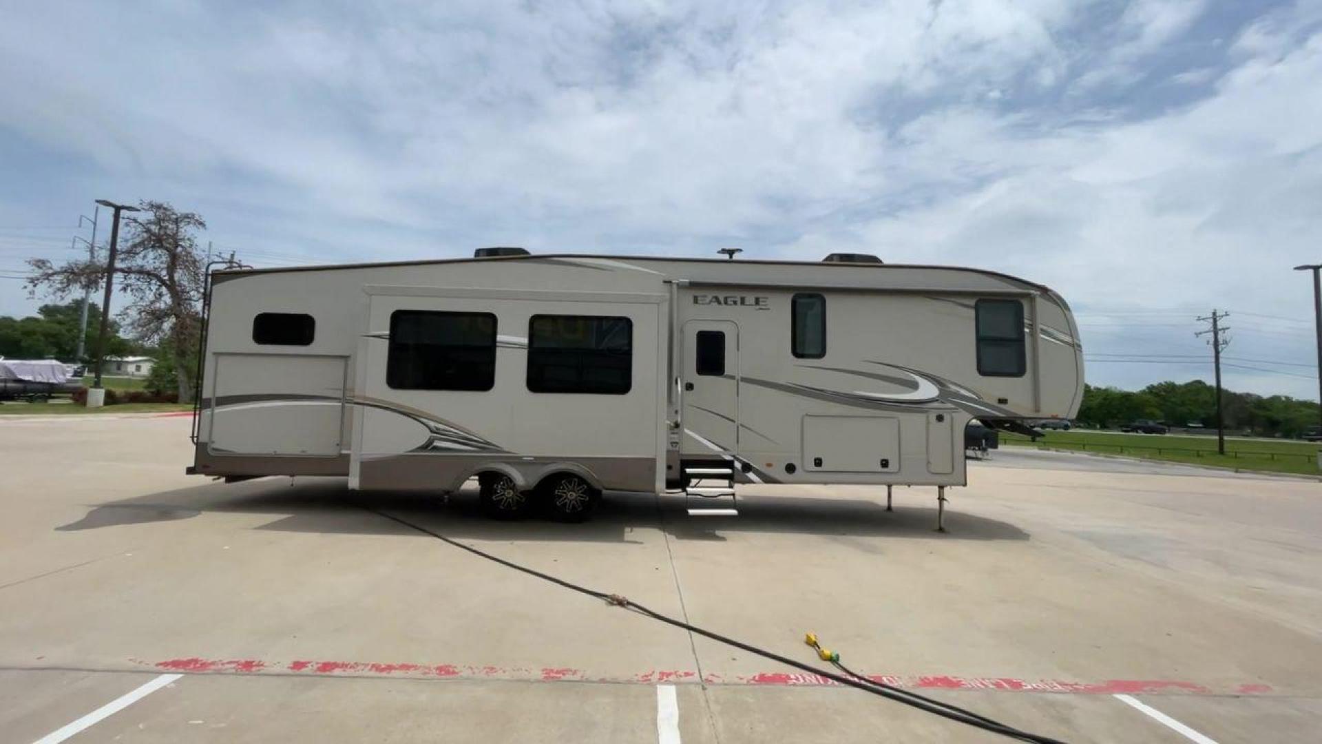 2018 JAYCO EAGLE 347BHOK (1UJCJ0BV9J1) , located at 4319 N Main Street, Cleburne, TX, 76033, (817) 221-0660, 32.435829, -97.384178 - Photo#2