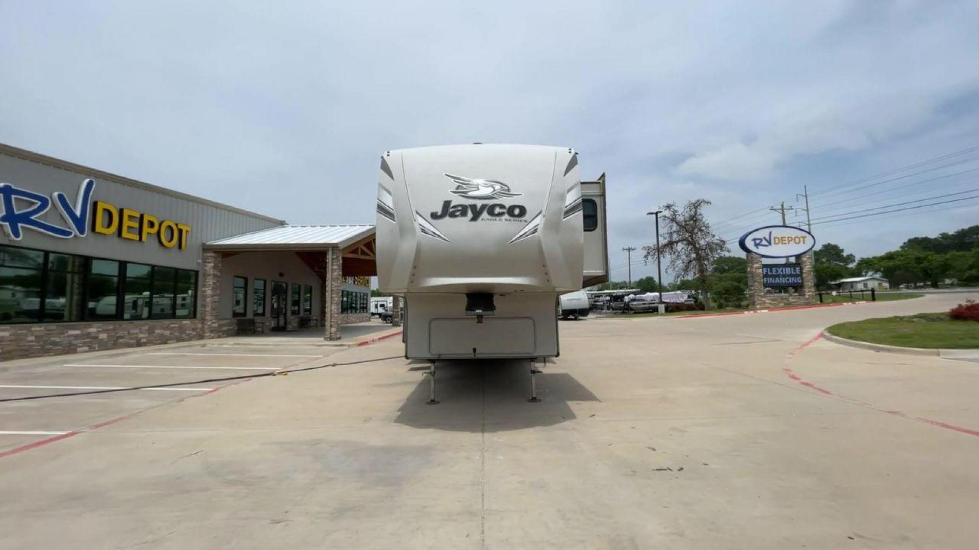 2018 JAYCO EAGLE 347BHOK (1UJCJ0BV9J1) , located at 4319 N Main Street, Cleburne, TX, 76033, (817) 221-0660, 32.435829, -97.384178 - Photo#4