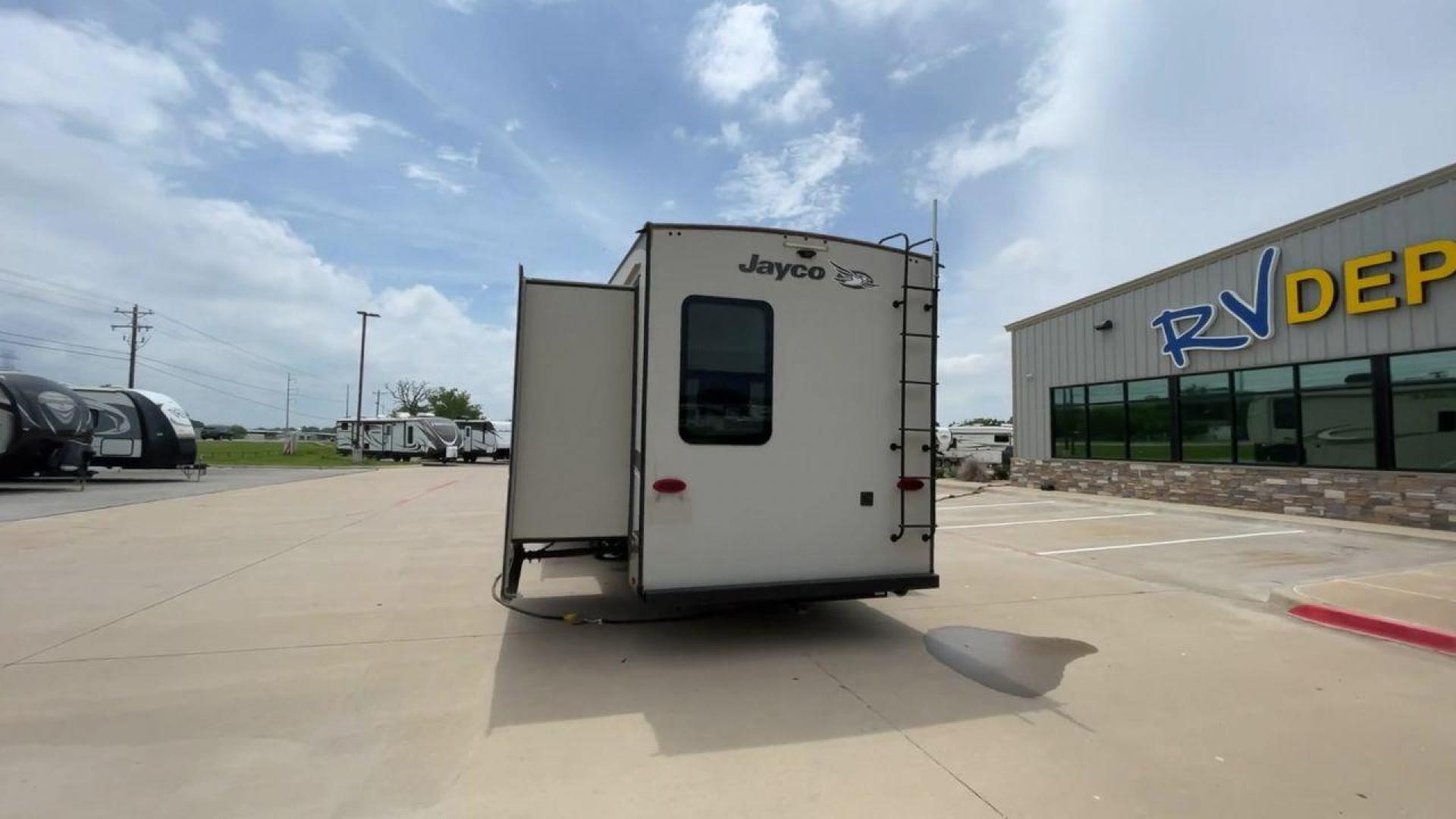 2018 JAYCO EAGLE 347BHOK (1UJCJ0BV9J1) , located at 4319 N Main Street, Cleburne, TX, 76033, (817) 221-0660, 32.435829, -97.384178 - Photo#8