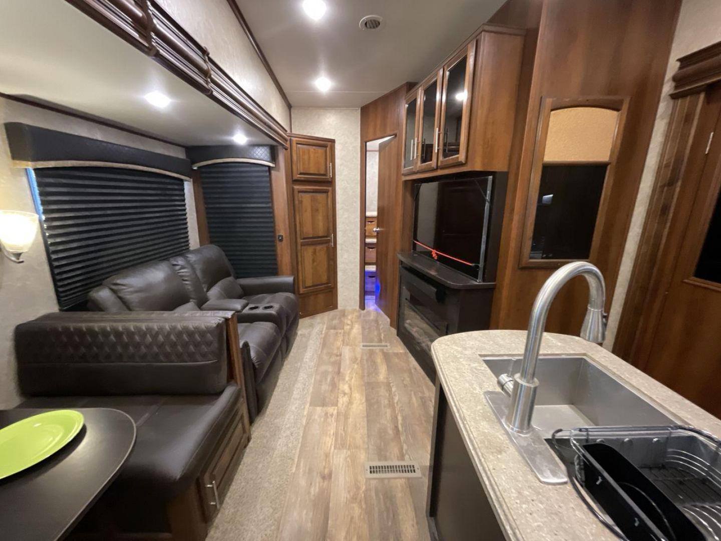 2018 JAYCO EAGLE 347BHOK (1UJCJ0BV9J1) , located at 4319 N Main Street, Cleburne, TX, 76033, (817) 221-0660, 32.435829, -97.384178 - Photo#11