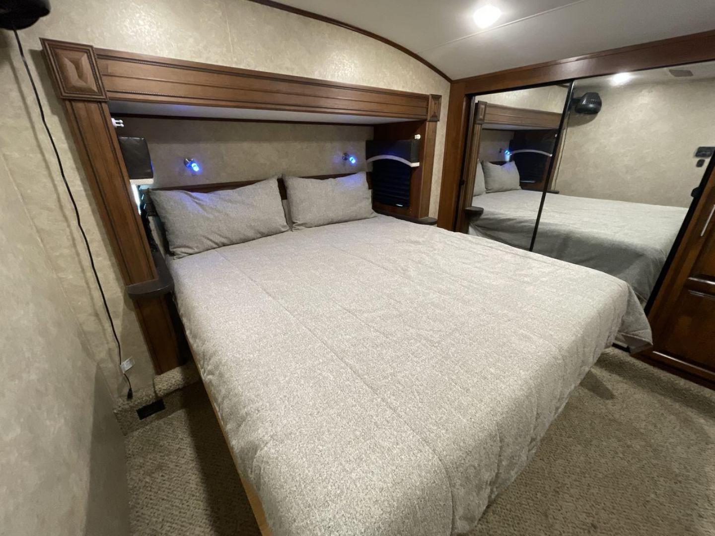 2018 JAYCO EAGLE 347BHOK (1UJCJ0BV9J1) , located at 4319 N Main Street, Cleburne, TX, 76033, (817) 221-0660, 32.435829, -97.384178 - Photo#17