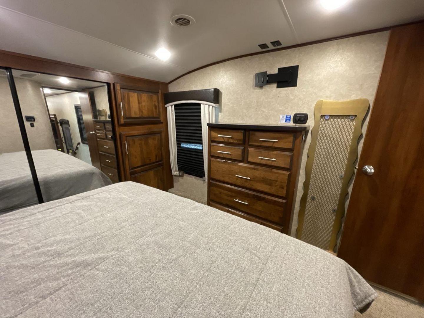 2018 JAYCO EAGLE 347BHOK (1UJCJ0BV9J1) , located at 4319 N Main Street, Cleburne, TX, 76033, (817) 221-0660, 32.435829, -97.384178 - Photo#18