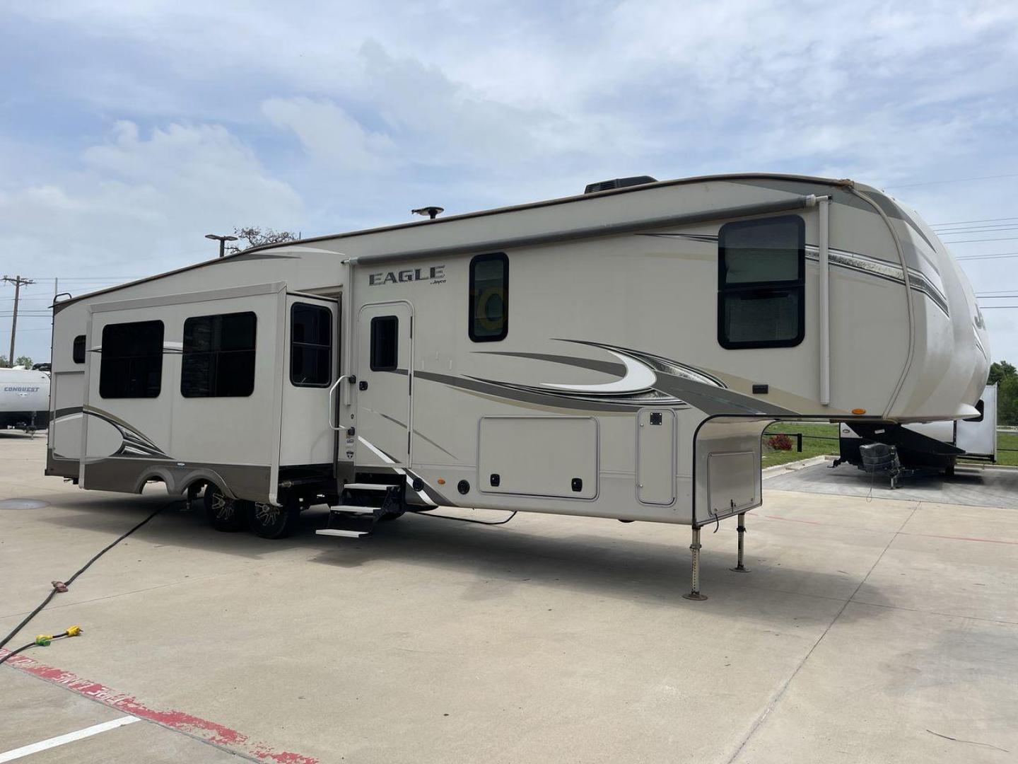 2018 JAYCO EAGLE 347BHOK (1UJCJ0BV9J1) , located at 4319 N Main Street, Cleburne, TX, 76033, (817) 221-0660, 32.435829, -97.384178 - Photo#23