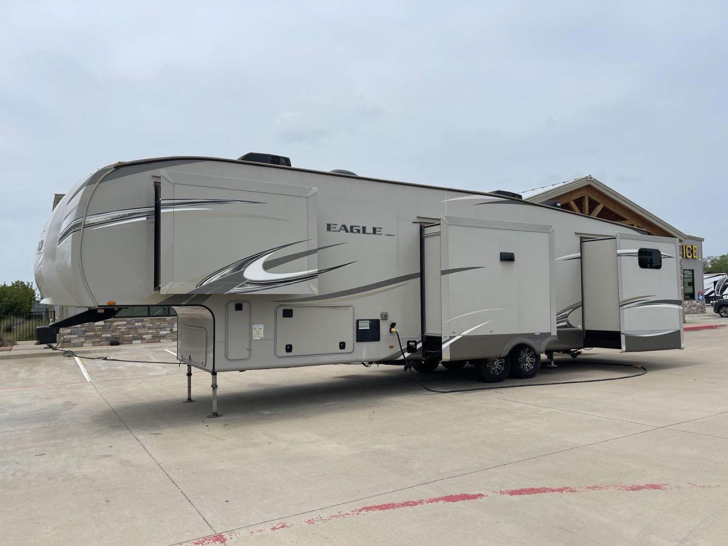 2018 JAYCO EAGLE 347BHOK (1UJCJ0BV9J1) , located at 4319 N Main Street, Cleburne, TX, 76033, (817) 221-0660, 32.435829, -97.384178 - Photo#24