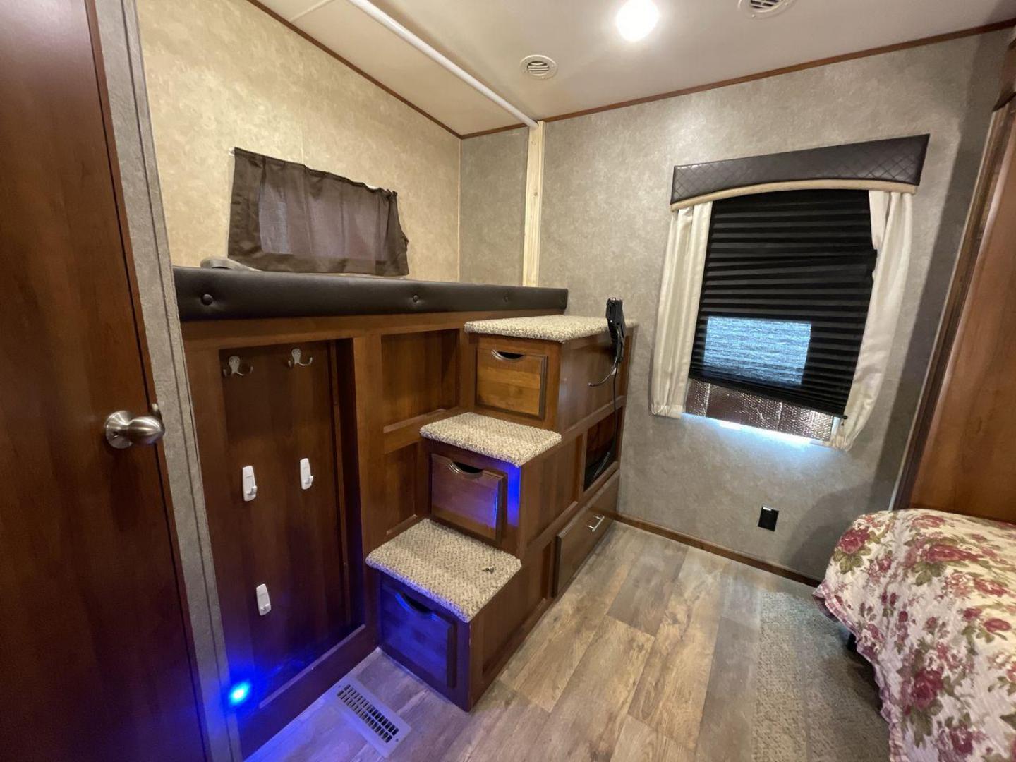 2018 JAYCO EAGLE 347BHOK (1UJCJ0BV9J1) , located at 4319 N Main Street, Cleburne, TX, 76033, (817) 221-0660, 32.435829, -97.384178 - Photo#26