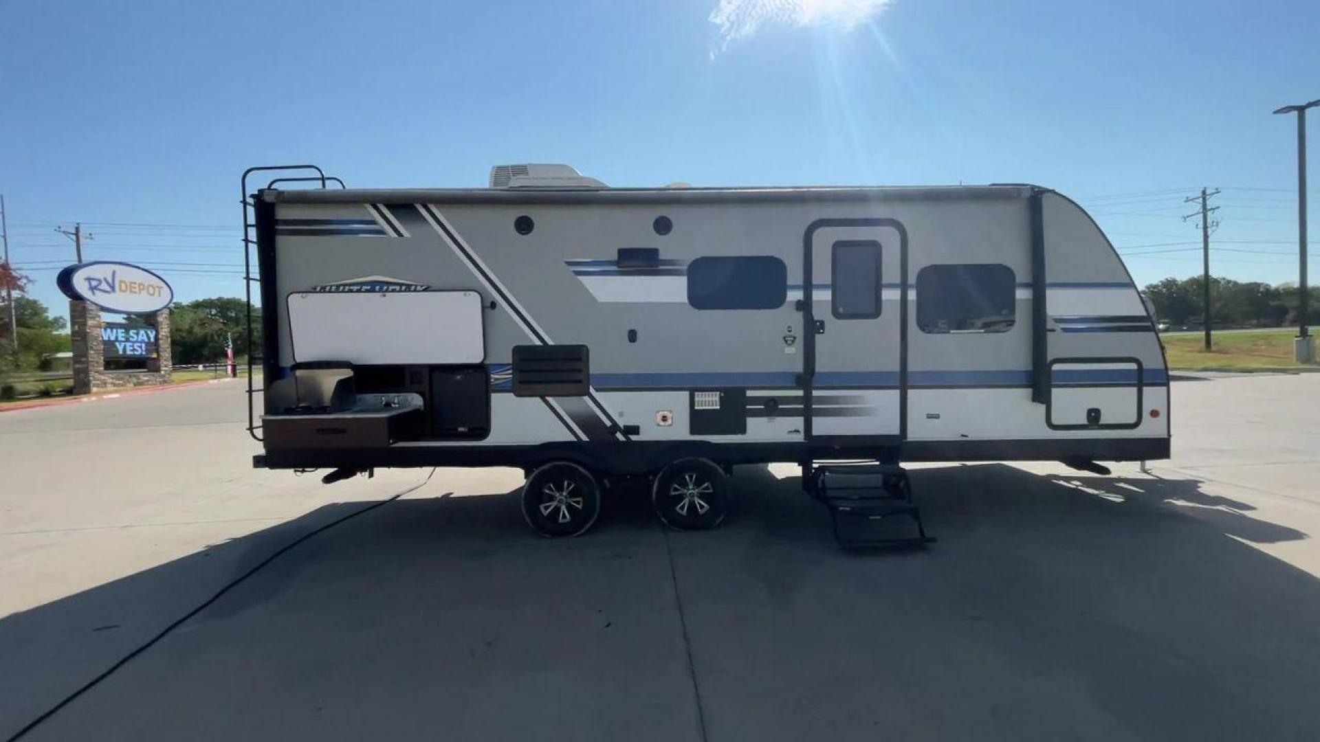 2018 WHITE JAYCO JAY FLIGHT 23MRB (1UJBJ0BN5J1) , Length: 28.17 ft | Dry Weight: 5,560 lbs. | Gross Weight: 7,250 lbs. | Slides: 1 transmission, located at 4319 N Main Street, Cleburne, TX, 76033, (817) 221-0660, 32.435829, -97.384178 - The 2018 Jayco Jay Flight 23MRB is a travel trailer that encapsulates both compactness and luxury for unparalleled camping experiences. Spanning 28 feet in length, this model boasts a thoughtfully arranged interior featuring a single slide-out, seamlessly amplifying the living space. The Jay Flight - Photo#2