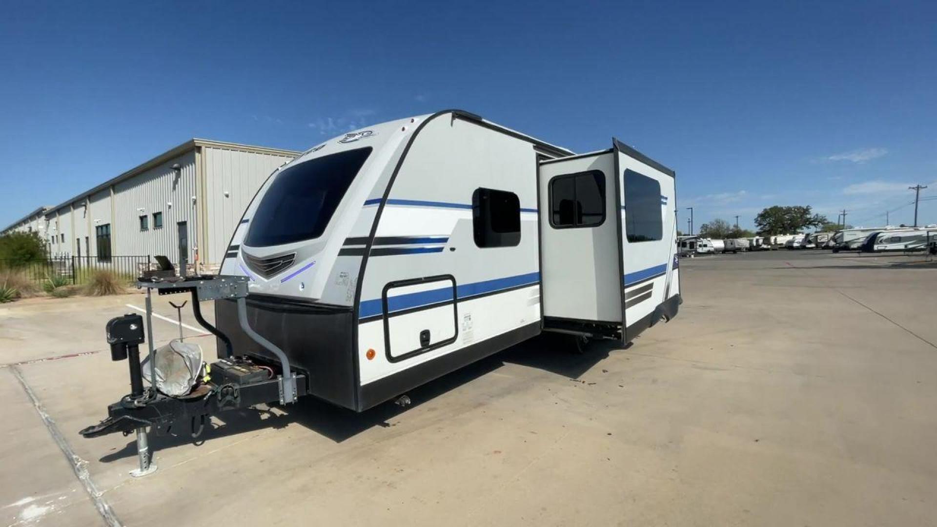 2018 WHITE JAYCO JAY FLIGHT 23MRB (1UJBJ0BN5J1) , Length: 28.17 ft | Dry Weight: 5,560 lbs. | Gross Weight: 7,250 lbs. | Slides: 1 transmission, located at 4319 N Main Street, Cleburne, TX, 76033, (817) 221-0660, 32.435829, -97.384178 - The 2018 Jayco Jay Flight 23MRB is a travel trailer that encapsulates both compactness and luxury for unparalleled camping experiences. Spanning 28 feet in length, this model boasts a thoughtfully arranged interior featuring a single slide-out, seamlessly amplifying the living space. The Jay Flight - Photo#5