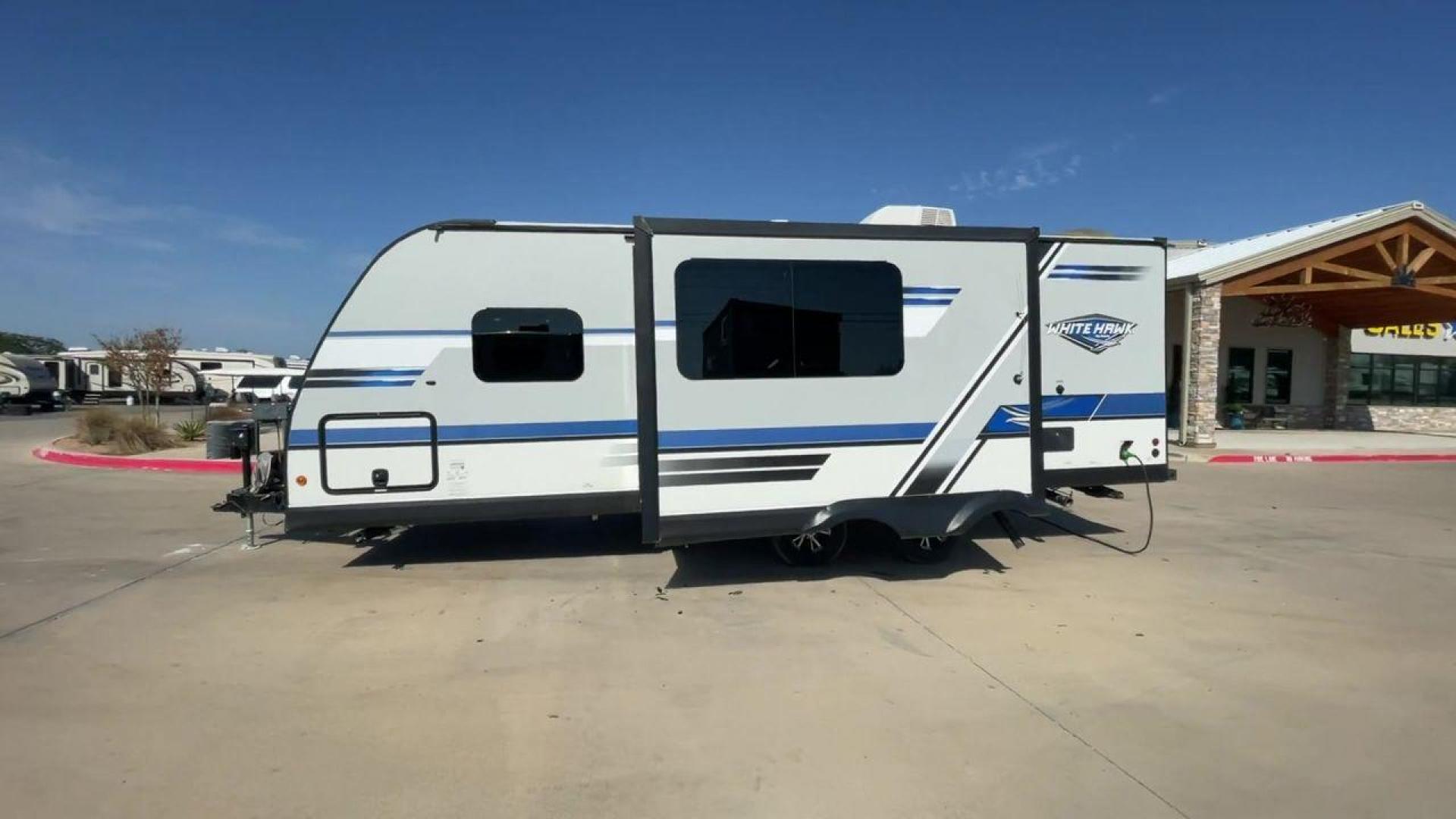 2018 WHITE JAYCO JAY FLIGHT 23MRB (1UJBJ0BN5J1) , Length: 28.17 ft | Dry Weight: 5,560 lbs. | Gross Weight: 7,250 lbs. | Slides: 1 transmission, located at 4319 N Main Street, Cleburne, TX, 76033, (817) 221-0660, 32.435829, -97.384178 - The 2018 Jayco Jay Flight 23MRB is a travel trailer that encapsulates both compactness and luxury for unparalleled camping experiences. Spanning 28 feet in length, this model boasts a thoughtfully arranged interior featuring a single slide-out, seamlessly amplifying the living space. The Jay Flight - Photo#6