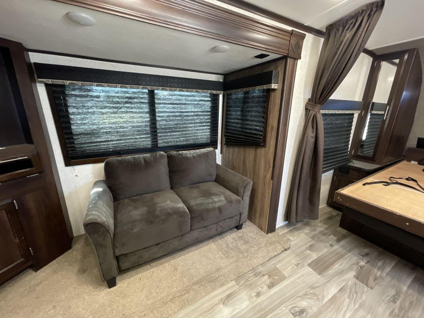 2018 WHITE JAYCO JAY FLIGHT 23MRB (1UJBJ0BN5J1) , Length: 28.17 ft | Dry Weight: 5,560 lbs. | Gross Weight: 7,250 lbs. | Slides: 1 transmission, located at 4319 N Main Street, Cleburne, TX, 76033, (817) 221-0660, 32.435829, -97.384178 - The 2018 Jayco Jay Flight 23MRB is a travel trailer that encapsulates both compactness and luxury for unparalleled camping experiences. Spanning 28 feet in length, this model boasts a thoughtfully arranged interior featuring a single slide-out, seamlessly amplifying the living space. The Jay Flight - Photo#11