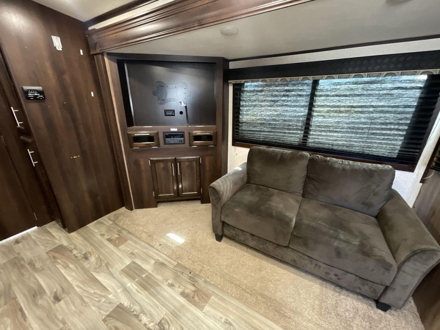 2018 WHITE JAYCO JAY FLIGHT 23MRB (1UJBJ0BN5J1) , Length: 28.17 ft | Dry Weight: 5,560 lbs. | Gross Weight: 7,250 lbs. | Slides: 1 transmission, located at 4319 N Main Street, Cleburne, TX, 76033, (817) 221-0660, 32.435829, -97.384178 - The 2018 Jayco Jay Flight 23MRB is a travel trailer that encapsulates both compactness and luxury for unparalleled camping experiences. Spanning 28 feet in length, this model boasts a thoughtfully arranged interior featuring a single slide-out, seamlessly amplifying the living space. The Jay Flight - Photo#12