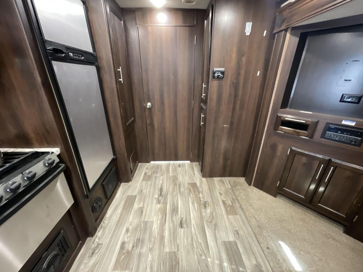 2018 WHITE JAYCO JAY FLIGHT 23MRB (1UJBJ0BN5J1) , Length: 28.17 ft | Dry Weight: 5,560 lbs. | Gross Weight: 7,250 lbs. | Slides: 1 transmission, located at 4319 N Main Street, Cleburne, TX, 76033, (817) 221-0660, 32.435829, -97.384178 - The 2018 Jayco Jay Flight 23MRB is a travel trailer that encapsulates both compactness and luxury for unparalleled camping experiences. Spanning 28 feet in length, this model boasts a thoughtfully arranged interior featuring a single slide-out, seamlessly amplifying the living space. The Jay Flight - Photo#13