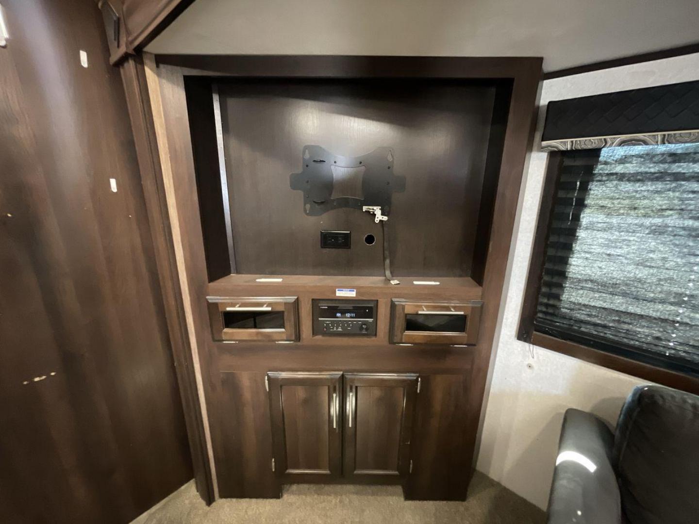 2018 WHITE JAYCO JAY FLIGHT 23MRB (1UJBJ0BN5J1) , Length: 28.17 ft | Dry Weight: 5,560 lbs. | Gross Weight: 7,250 lbs. | Slides: 1 transmission, located at 4319 N Main Street, Cleburne, TX, 76033, (817) 221-0660, 32.435829, -97.384178 - The 2018 Jayco Jay Flight 23MRB is a travel trailer that encapsulates both compactness and luxury for unparalleled camping experiences. Spanning 28 feet in length, this model boasts a thoughtfully arranged interior featuring a single slide-out, seamlessly amplifying the living space. The Jay Flight - Photo#19