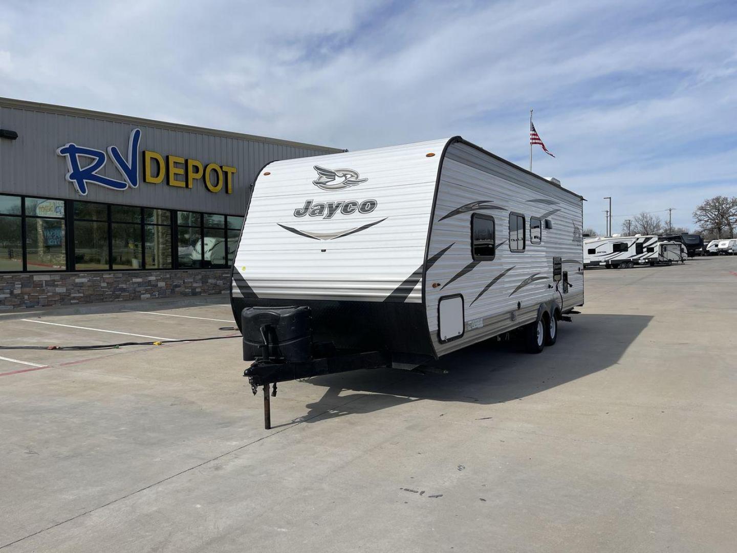 2018 JAYCO JAY FLIGHT 24RKS / 2 (1UJBJ0BN3J1) , Length: 29.2 ft | Dry Weight: 4,615 lbs. | Gross Weight: 6,000 lbs. | Slides: 0 transmission, located at 4319 N Main Street, Cleburne, TX, 76033, (817) 221-0660, 32.435829, -97.384178 - Experience the ultimate blend of comfort and practicality with the 2018 Jayco Jay Flight 264BH. This meticulously crafted travel trailer is designed to provide unforgettable camping adventures. This model is 29 feet long and features a well-designed layout that is perfect for families and outdoor en - Photo#0