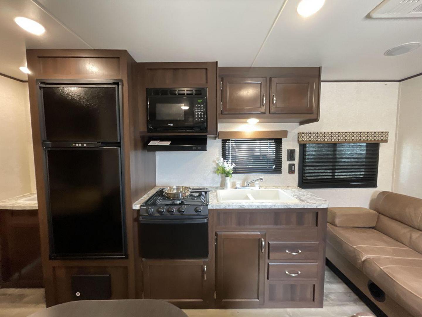 2018 JAYCO JAY FLIGHT 24RKS / 2 (1UJBJ0BN3J1) , Length: 29.2 ft | Dry Weight: 4,615 lbs. | Gross Weight: 6,000 lbs. | Slides: 0 transmission, located at 4319 N Main Street, Cleburne, TX, 76033, (817) 221-0660, 32.435829, -97.384178 - Experience the ultimate blend of comfort and practicality with the 2018 Jayco Jay Flight 264BH. This meticulously crafted travel trailer is designed to provide unforgettable camping adventures. This model is 29 feet long and features a well-designed layout that is perfect for families and outdoor en - Photo#9