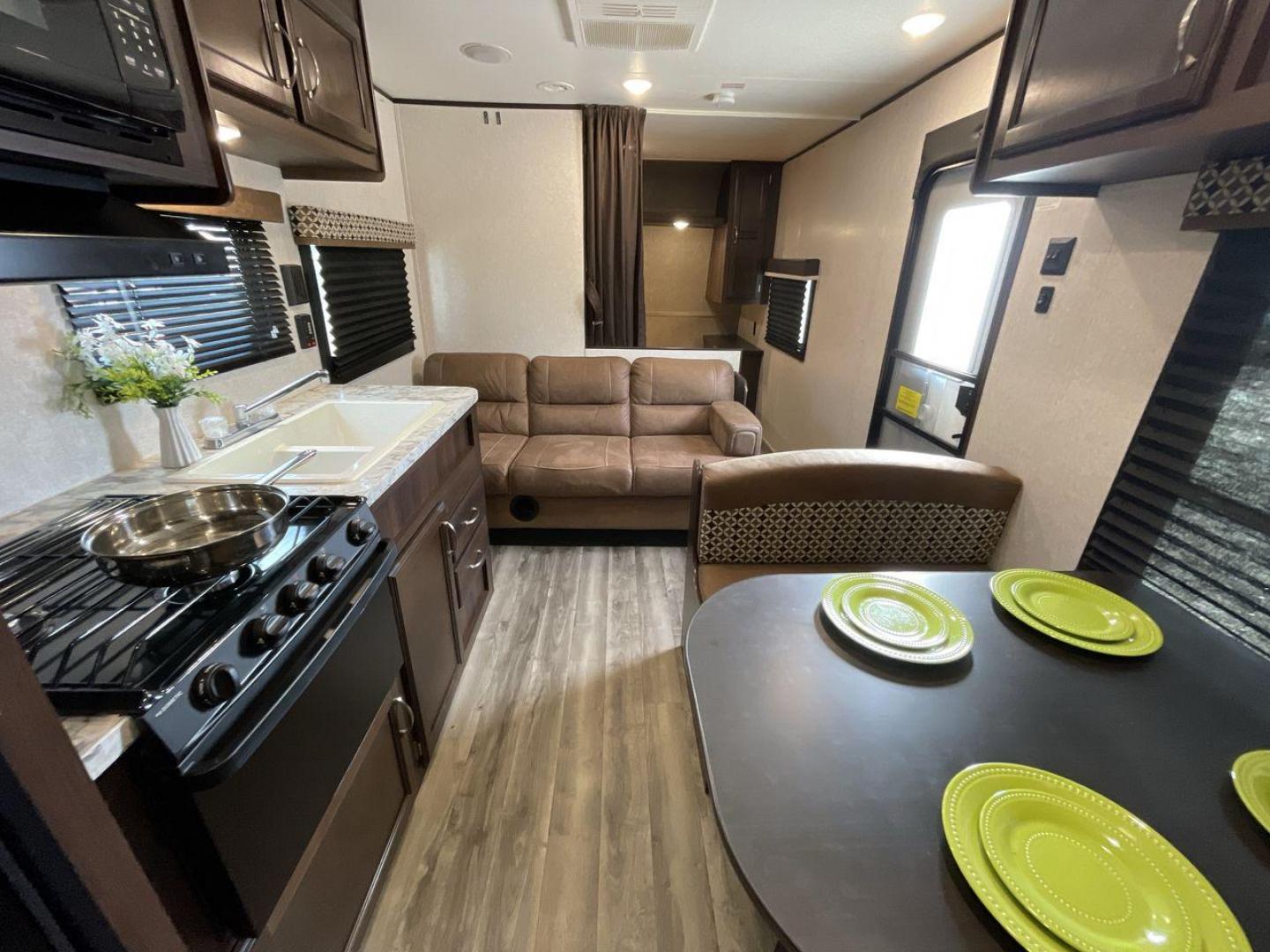 2018 JAYCO JAY FLIGHT 24RKS / 2 (1UJBJ0BN3J1) , Length: 29.2 ft | Dry Weight: 4,615 lbs. | Gross Weight: 6,000 lbs. | Slides: 0 transmission, located at 4319 N Main Street, Cleburne, TX, 76033, (817) 221-0660, 32.435829, -97.384178 - Experience the ultimate blend of comfort and practicality with the 2018 Jayco Jay Flight 264BH. This meticulously crafted travel trailer is designed to provide unforgettable camping adventures. This model is 29 feet long and features a well-designed layout that is perfect for families and outdoor en - Photo#10