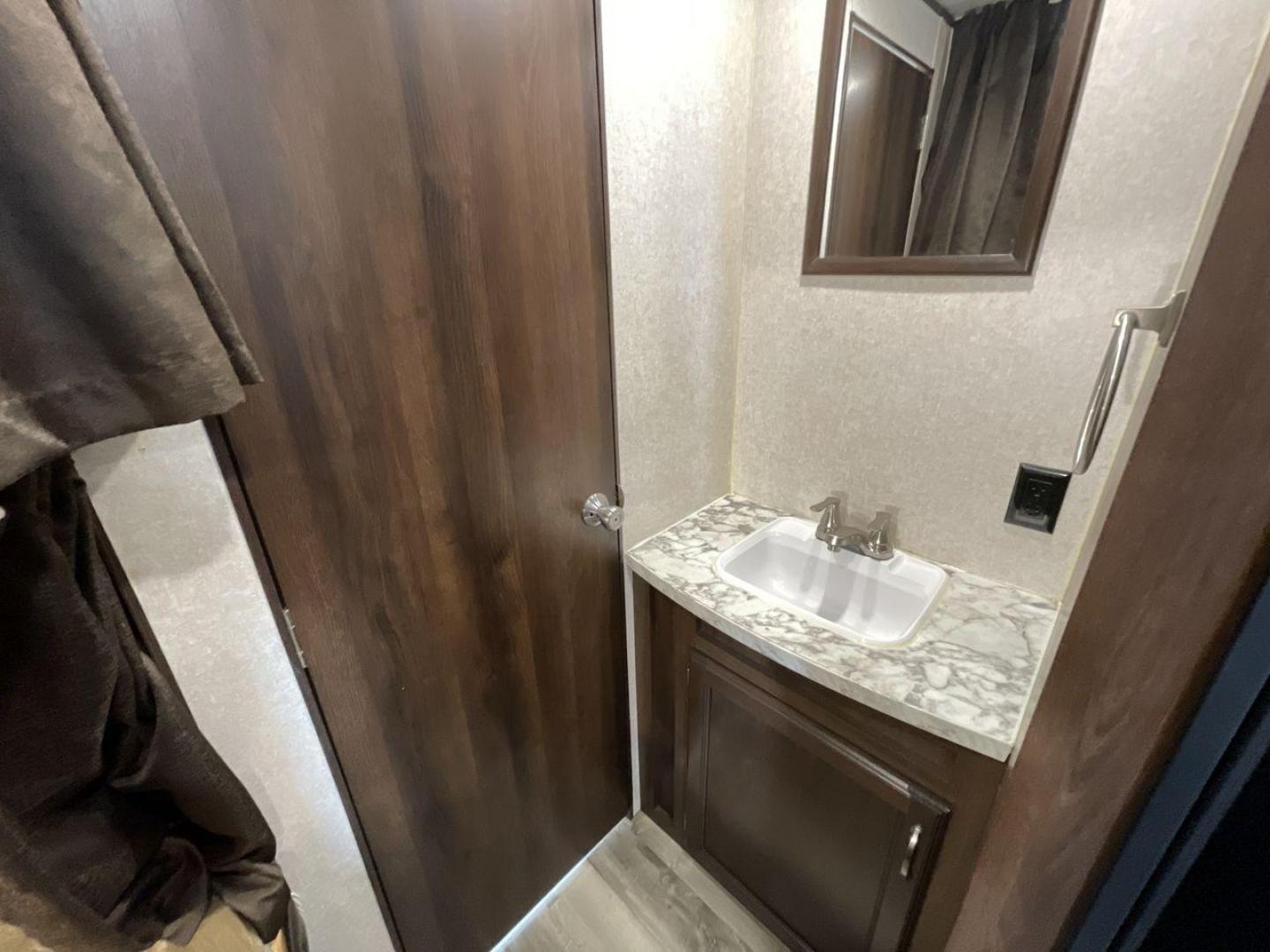 2018 JAYCO JAY FLIGHT 24RKS / 2 (1UJBJ0BN3J1) , Length: 29.2 ft | Dry Weight: 4,615 lbs. | Gross Weight: 6,000 lbs. | Slides: 0 transmission, located at 4319 N Main Street, Cleburne, TX, 76033, (817) 221-0660, 32.435829, -97.384178 - Experience the ultimate blend of comfort and practicality with the 2018 Jayco Jay Flight 264BH. This meticulously crafted travel trailer is designed to provide unforgettable camping adventures. This model is 29 feet long and features a well-designed layout that is perfect for families and outdoor en - Photo#15