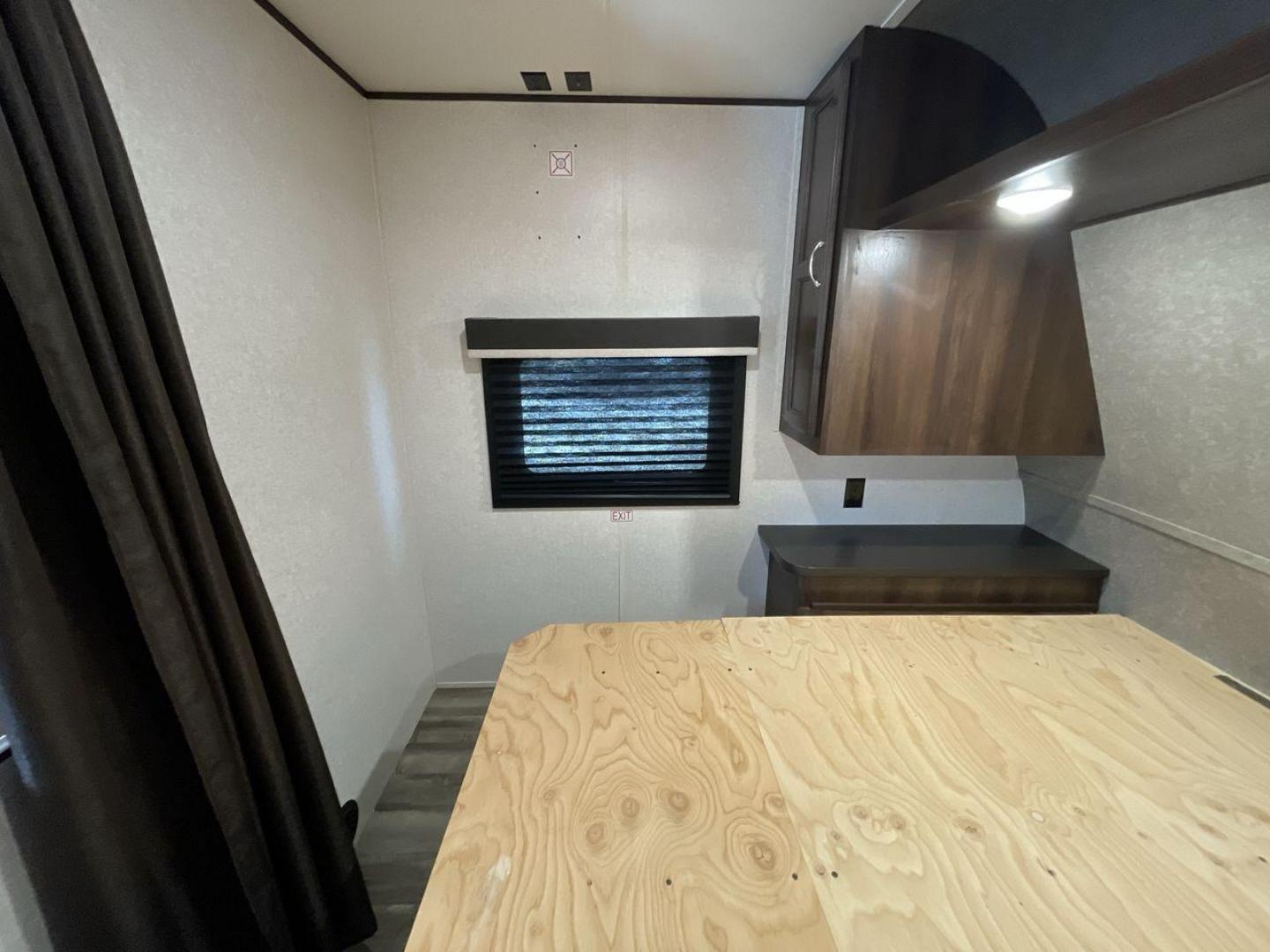 2018 JAYCO JAY FLIGHT 24RKS / 2 (1UJBJ0BN3J1) , Length: 29.2 ft | Dry Weight: 4,615 lbs. | Gross Weight: 6,000 lbs. | Slides: 0 transmission, located at 4319 N Main Street, Cleburne, TX, 76033, (817) 221-0660, 32.435829, -97.384178 - Experience the ultimate blend of comfort and practicality with the 2018 Jayco Jay Flight 264BH. This meticulously crafted travel trailer is designed to provide unforgettable camping adventures. This model is 29 feet long and features a well-designed layout that is perfect for families and outdoor en - Photo#17