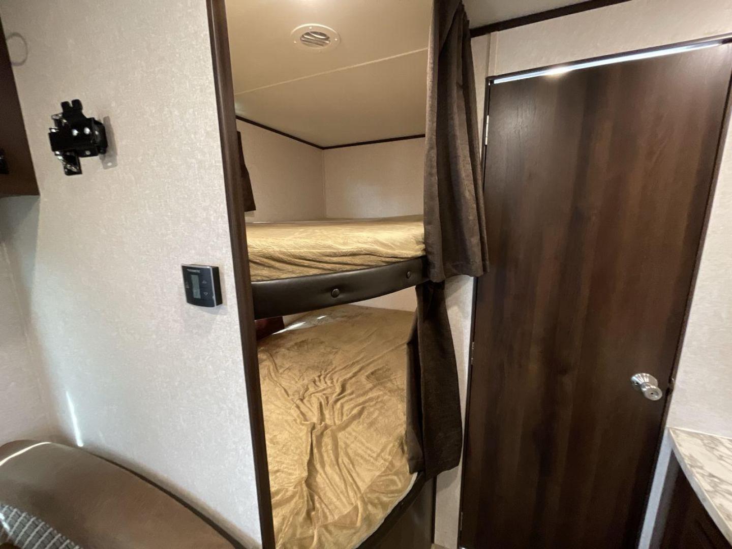 2018 JAYCO JAY FLIGHT 24RKS / 2 (1UJBJ0BN3J1) , Length: 29.2 ft | Dry Weight: 4,615 lbs. | Gross Weight: 6,000 lbs. | Slides: 0 transmission, located at 4319 N Main Street, Cleburne, TX, 76033, (817) 221-0660, 32.435829, -97.384178 - Experience the ultimate blend of comfort and practicality with the 2018 Jayco Jay Flight 264BH. This meticulously crafted travel trailer is designed to provide unforgettable camping adventures. This model is 29 feet long and features a well-designed layout that is perfect for families and outdoor en - Photo#18