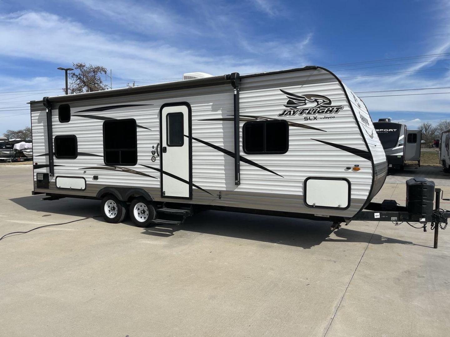 2018 JAYCO JAY FLIGHT 24RKS / 2 (1UJBJ0BN3J1) , Length: 29.2 ft | Dry Weight: 4,615 lbs. | Gross Weight: 6,000 lbs. | Slides: 0 transmission, located at 4319 N Main Street, Cleburne, TX, 76033, (817) 221-0660, 32.435829, -97.384178 - Experience the ultimate blend of comfort and practicality with the 2018 Jayco Jay Flight 264BH. This meticulously crafted travel trailer is designed to provide unforgettable camping adventures. This model is 29 feet long and features a well-designed layout that is perfect for families and outdoor en - Photo#22