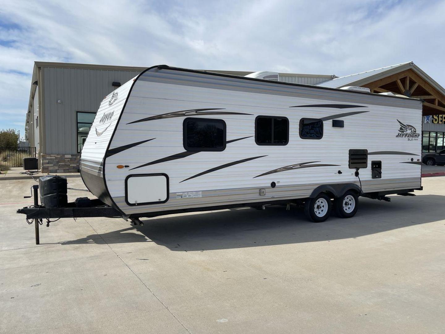 2018 JAYCO JAY FLIGHT 24RKS / 2 (1UJBJ0BN3J1) , Length: 29.2 ft | Dry Weight: 4,615 lbs. | Gross Weight: 6,000 lbs. | Slides: 0 transmission, located at 4319 N Main Street, Cleburne, TX, 76033, (817) 221-0660, 32.435829, -97.384178 - Experience the ultimate blend of comfort and practicality with the 2018 Jayco Jay Flight 264BH. This meticulously crafted travel trailer is designed to provide unforgettable camping adventures. This model is 29 feet long and features a well-designed layout that is perfect for families and outdoor en - Photo#23