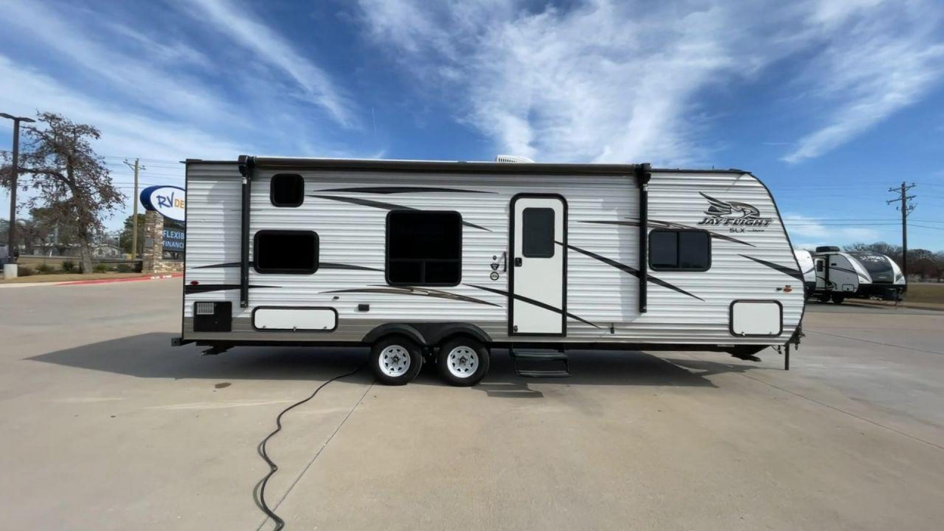 2018 JAYCO JAY FLIGHT 24RKS / 2 (1UJBJ0BN3J1) , Length: 29.2 ft | Dry Weight: 4,615 lbs. | Gross Weight: 6,000 lbs. | Slides: 0 transmission, located at 4319 N Main Street, Cleburne, TX, 76033, (817) 221-0660, 32.435829, -97.384178 - Experience the ultimate blend of comfort and practicality with the 2018 Jayco Jay Flight 264BH. This meticulously crafted travel trailer is designed to provide unforgettable camping adventures. This model is 29 feet long and features a well-designed layout that is perfect for families and outdoor en - Photo#2