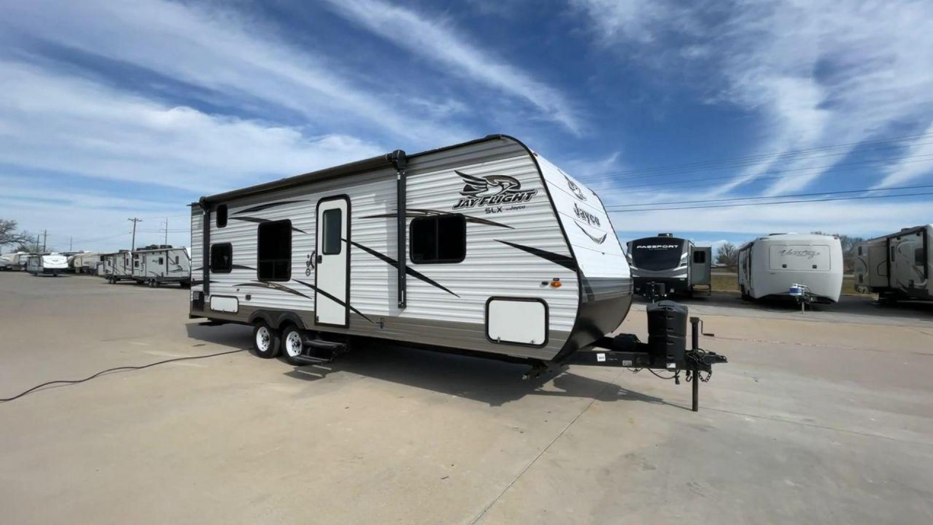 2018 JAYCO JAY FLIGHT 24RKS / 2 (1UJBJ0BN3J1) , Length: 29.2 ft | Dry Weight: 4,615 lbs. | Gross Weight: 6,000 lbs. | Slides: 0 transmission, located at 4319 N Main Street, Cleburne, TX, 76033, (817) 221-0660, 32.435829, -97.384178 - Experience the ultimate blend of comfort and practicality with the 2018 Jayco Jay Flight 264BH. This meticulously crafted travel trailer is designed to provide unforgettable camping adventures. This model is 29 feet long and features a well-designed layout that is perfect for families and outdoor en - Photo#3