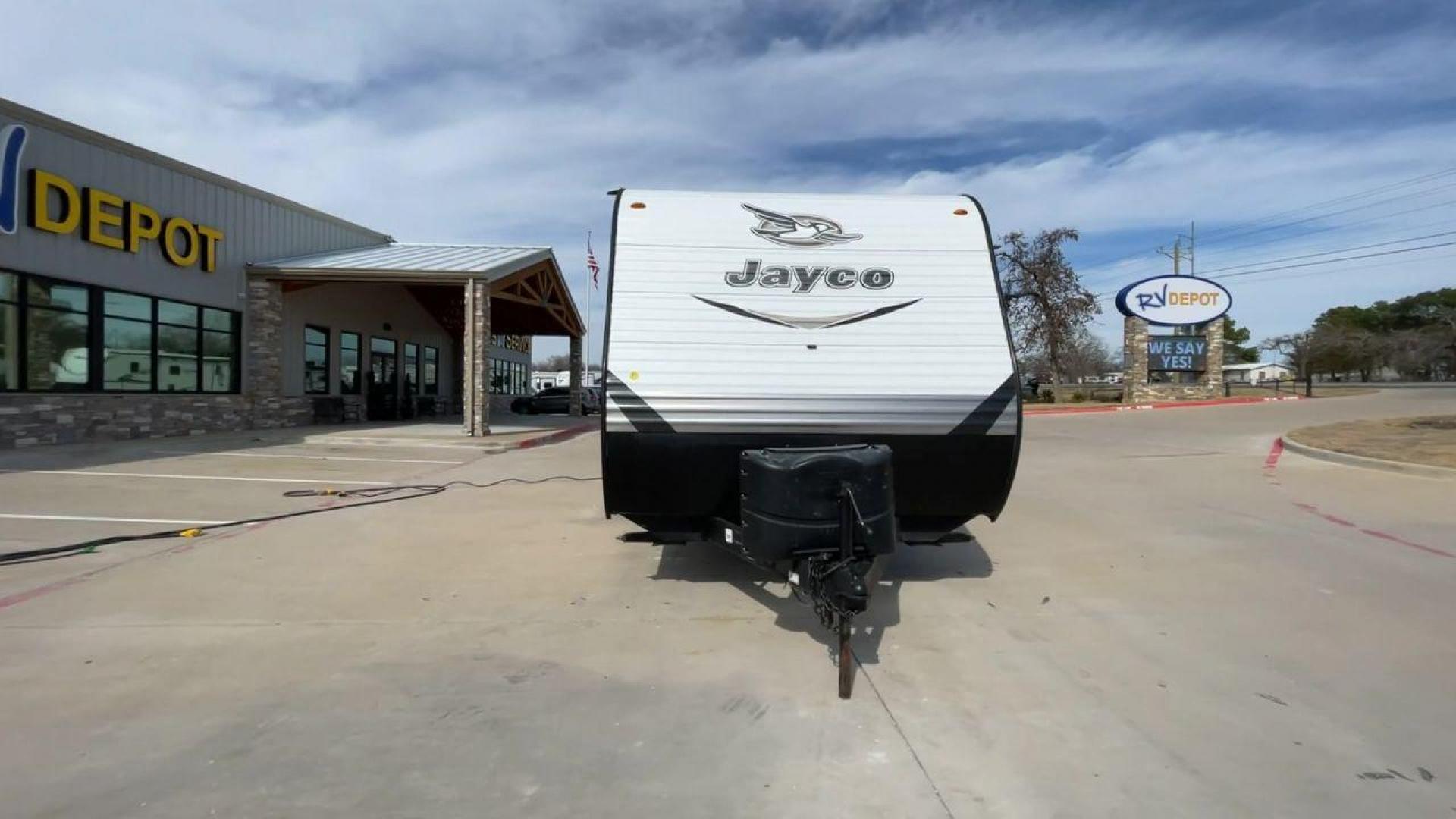 2018 JAYCO JAY FLIGHT 24RKS / 2 (1UJBJ0BN3J1) , Length: 29.2 ft | Dry Weight: 4,615 lbs. | Gross Weight: 6,000 lbs. | Slides: 0 transmission, located at 4319 N Main Street, Cleburne, TX, 76033, (817) 221-0660, 32.435829, -97.384178 - Experience the ultimate blend of comfort and practicality with the 2018 Jayco Jay Flight 264BH. This meticulously crafted travel trailer is designed to provide unforgettable camping adventures. This model is 29 feet long and features a well-designed layout that is perfect for families and outdoor en - Photo#4