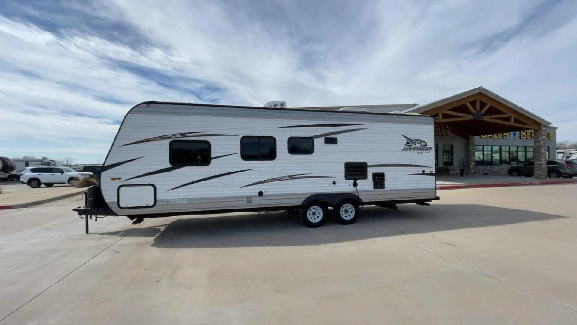 2018 JAYCO JAY FLIGHT 24RKS / 2 (1UJBJ0BN3J1) , Length: 29.2 ft | Dry Weight: 4,615 lbs. | Gross Weight: 6,000 lbs. | Slides: 0 transmission, located at 4319 N Main Street, Cleburne, TX, 76033, (817) 221-0660, 32.435829, -97.384178 - Experience the ultimate blend of comfort and practicality with the 2018 Jayco Jay Flight 264BH. This meticulously crafted travel trailer is designed to provide unforgettable camping adventures. This model is 29 feet long and features a well-designed layout that is perfect for families and outdoor en - Photo#6