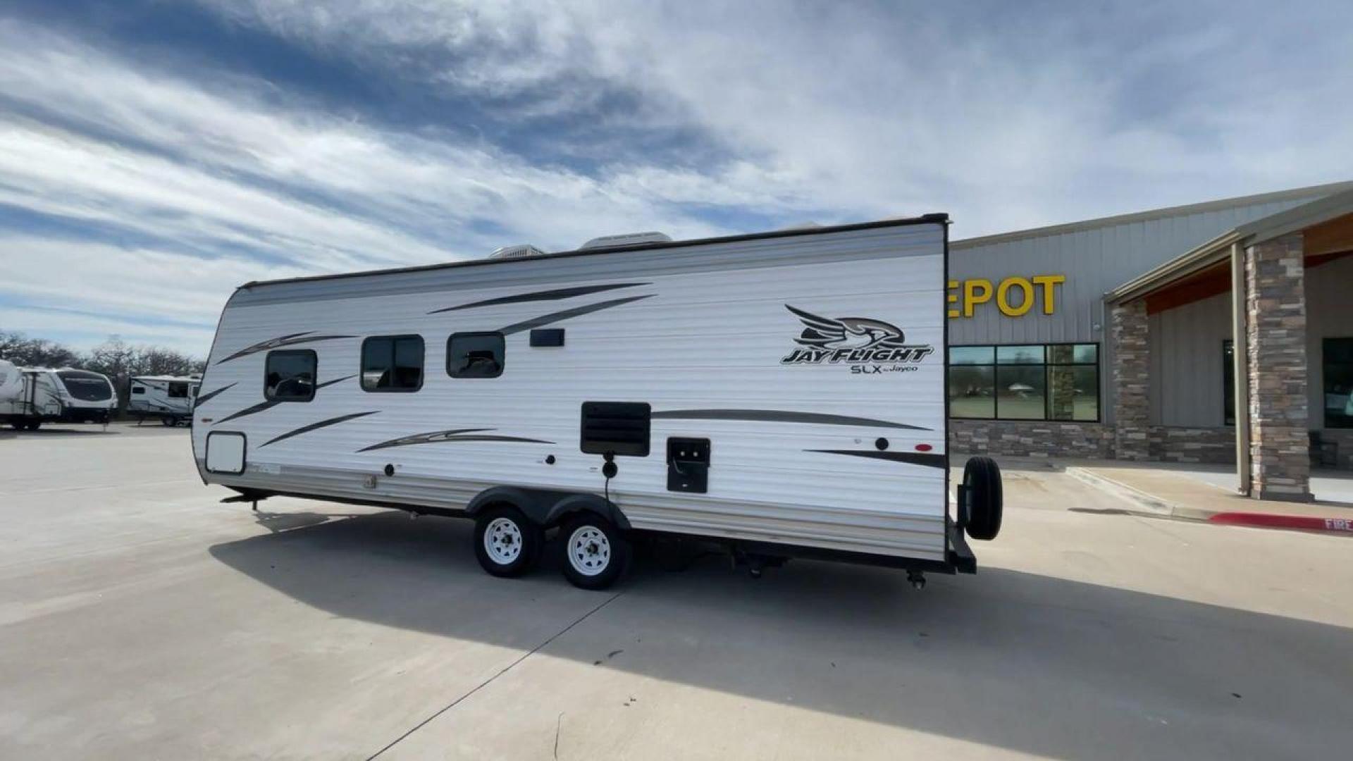 2018 JAYCO JAY FLIGHT 24RKS / 2 (1UJBJ0BN3J1) , Length: 29.2 ft | Dry Weight: 4,615 lbs. | Gross Weight: 6,000 lbs. | Slides: 0 transmission, located at 4319 N Main Street, Cleburne, TX, 76033, (817) 221-0660, 32.435829, -97.384178 - Experience the ultimate blend of comfort and practicality with the 2018 Jayco Jay Flight 264BH. This meticulously crafted travel trailer is designed to provide unforgettable camping adventures. This model is 29 feet long and features a well-designed layout that is perfect for families and outdoor en - Photo#7