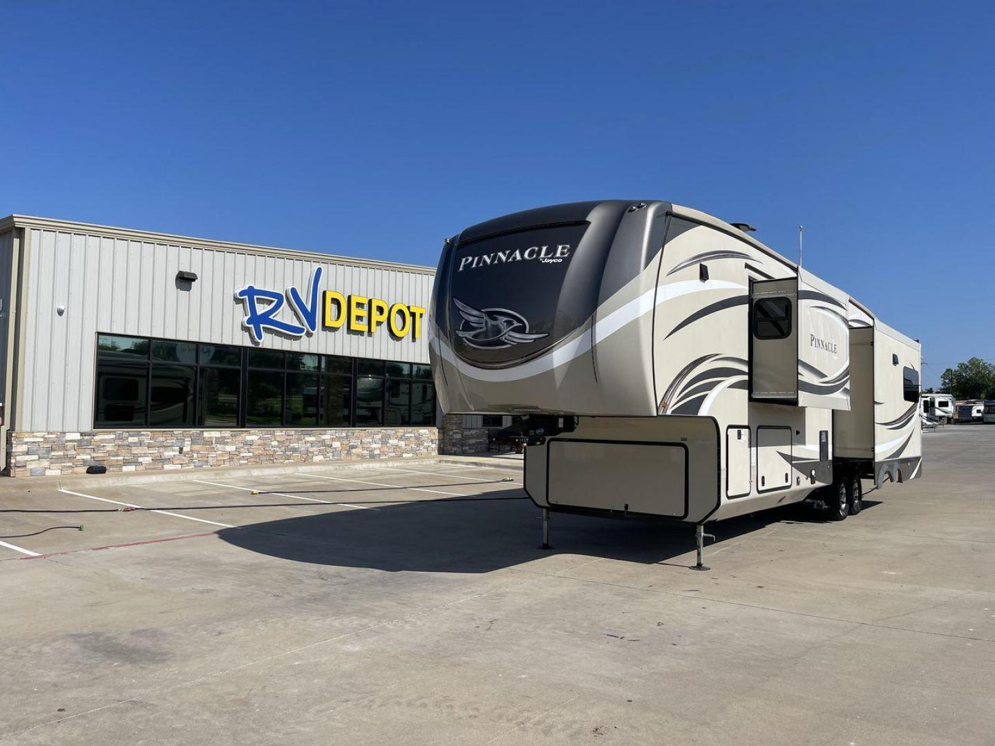 2018 JAYCO PINNACLE 36FBTS (1UJCJ0BV2J1) , located at 4319 N Main Street, Cleburne, TX, 76033, (817) 221-0660, 32.435829, -97.384178 - Photo#0