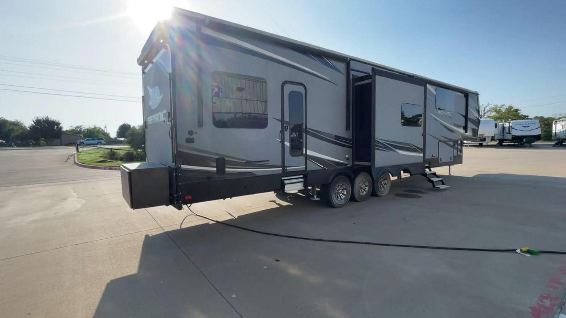 2018 GRAY JAYCO SEISMIC 4250 - (1UJCJSCV5J1) , Length: 44.92 ft. | Dry Weight: 15,570 lbs. | Gross Weight: 20,000 lbs. | Slides: 3 transmission, located at 4319 N Main Street, Cleburne, TX, 76033, (817) 221-0660, 32.435829, -97.384178 - Set out to the great outdoors in this 2018 Jayco Seismic 4250 and enjoy all the amenities it has to offer! This toy hauler measures just a bit under 45 ft. in length and 13.32 ft. in height, providing great space and comfort. It has a dry weight of 15,570 lbs. and a GVWR of 20,000 lbs. It also comes - Photo#1