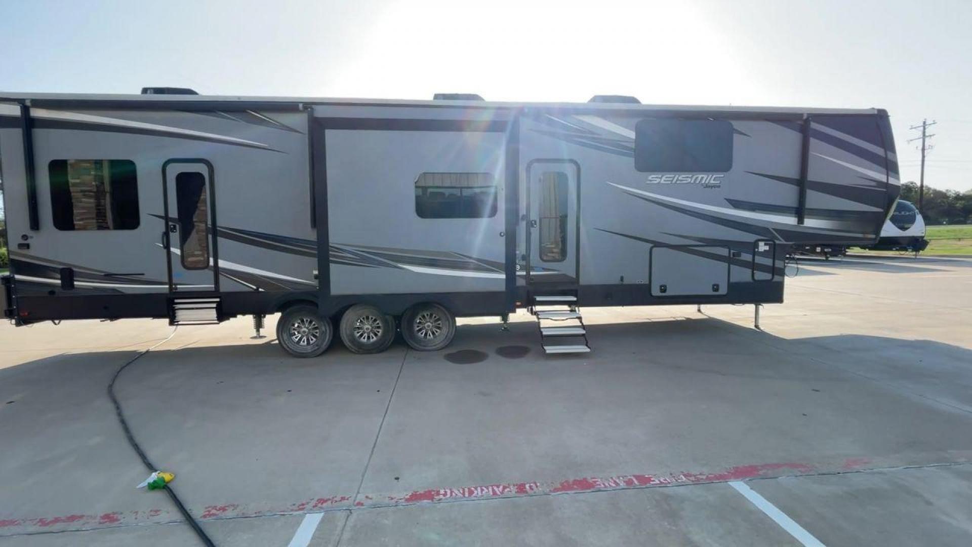 2018 GRAY JAYCO SEISMIC 4250 - (1UJCJSCV5J1) , Length: 44.92 ft. | Dry Weight: 15,570 lbs. | Gross Weight: 20,000 lbs. | Slides: 3 transmission, located at 4319 N Main Street, Cleburne, TX, 76033, (817) 221-0660, 32.435829, -97.384178 - Set out to the great outdoors in this 2018 Jayco Seismic 4250 and enjoy all the amenities it has to offer! This toy hauler measures just a bit under 45 ft. in length and 13.32 ft. in height, providing great space and comfort. It has a dry weight of 15,570 lbs. and a GVWR of 20,000 lbs. It also comes - Photo#2