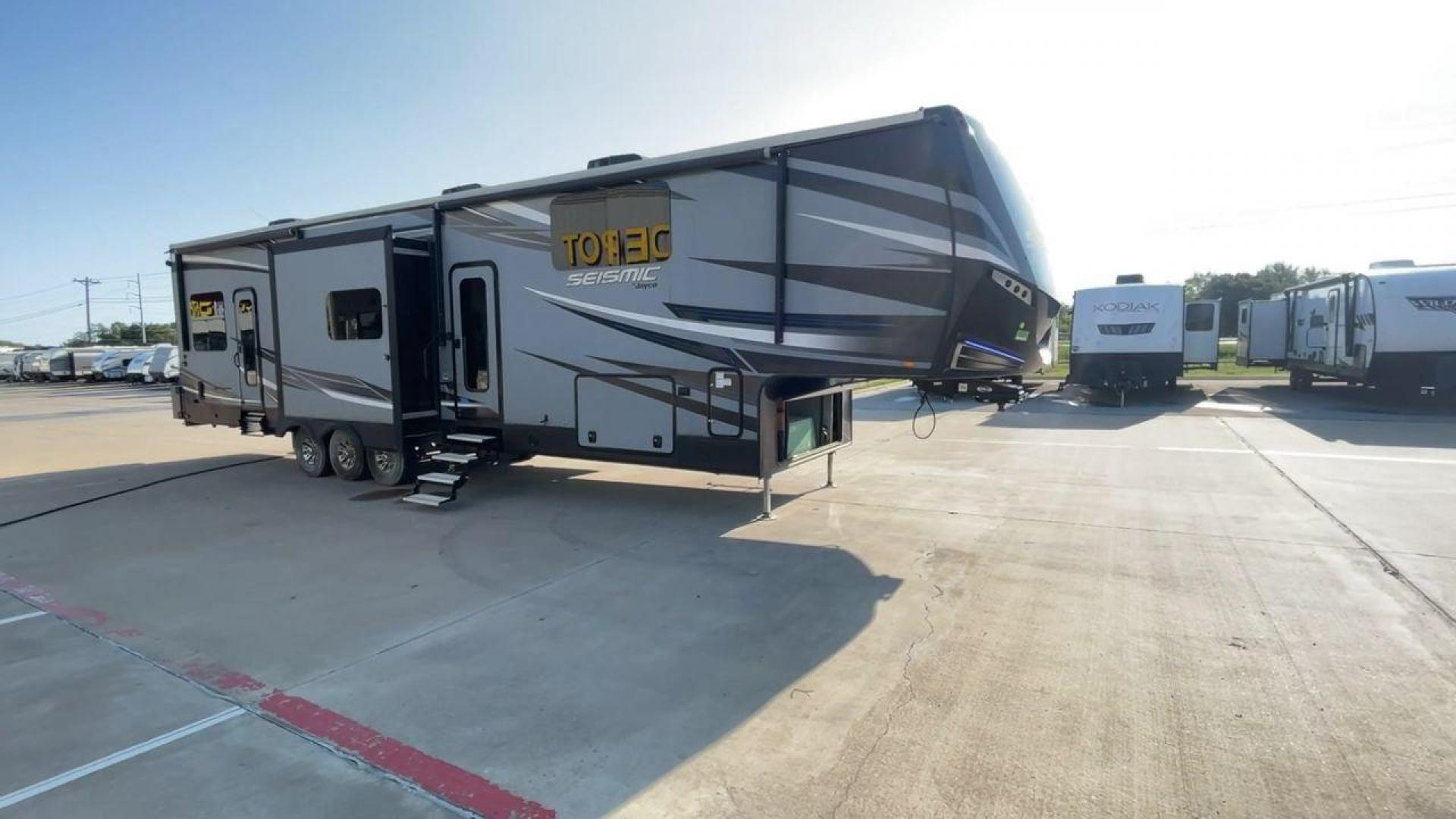 2018 GRAY JAYCO SEISMIC 4250 - (1UJCJSCV5J1) , Length: 44.92 ft. | Dry Weight: 15,570 lbs. | Gross Weight: 20,000 lbs. | Slides: 3 transmission, located at 4319 N Main Street, Cleburne, TX, 76033, (817) 221-0660, 32.435829, -97.384178 - Set out to the great outdoors in this 2018 Jayco Seismic 4250 and enjoy all the amenities it has to offer! This toy hauler measures just a bit under 45 ft. in length and 13.32 ft. in height, providing great space and comfort. It has a dry weight of 15,570 lbs. and a GVWR of 20,000 lbs. It also comes - Photo#3