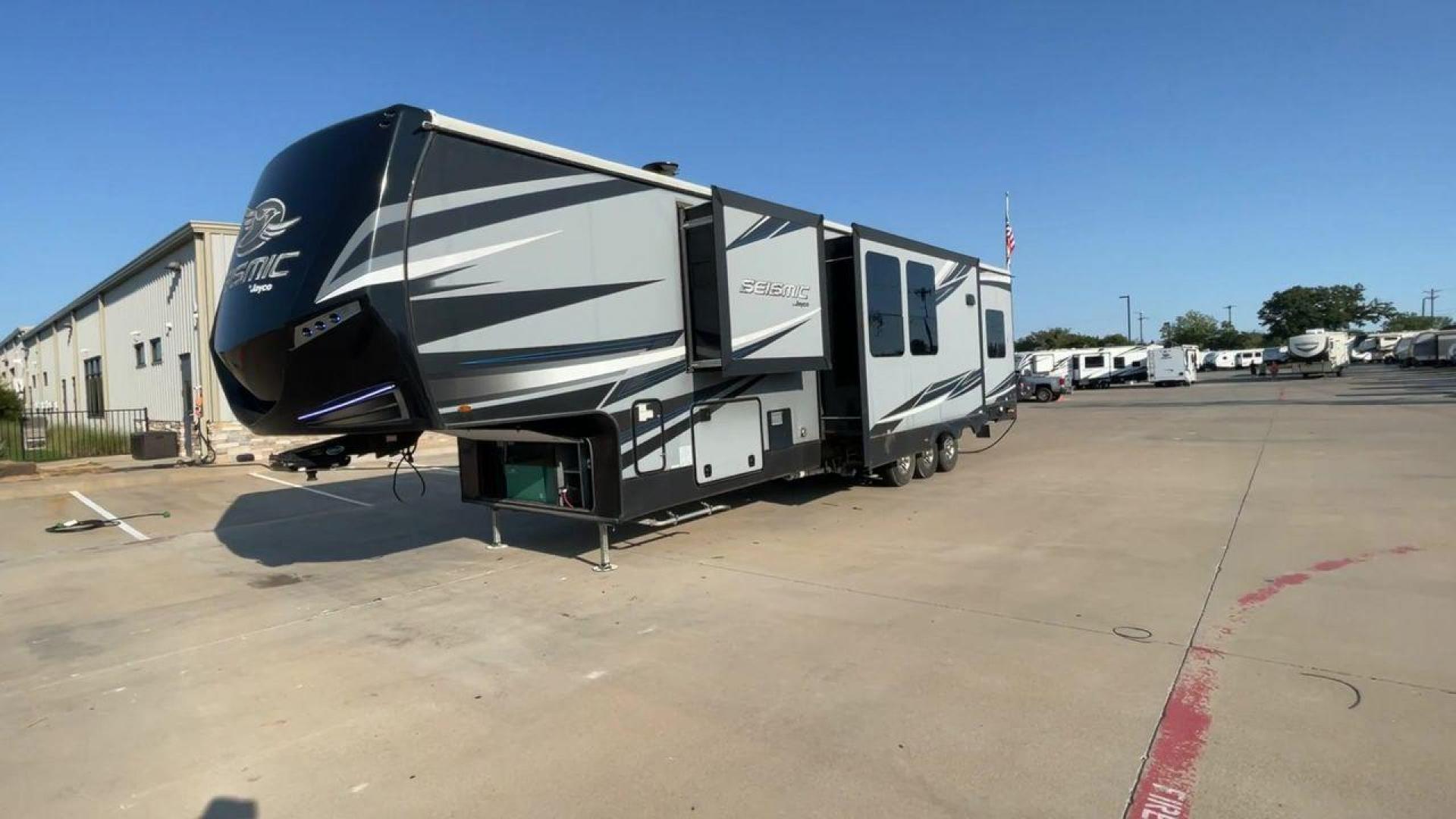 2018 GRAY JAYCO SEISMIC 4250 - (1UJCJSCV5J1) , Length: 44.92 ft. | Dry Weight: 15,570 lbs. | Gross Weight: 20,000 lbs. | Slides: 3 transmission, located at 4319 N Main Street, Cleburne, TX, 76033, (817) 221-0660, 32.435829, -97.384178 - Set out to the great outdoors in this 2018 Jayco Seismic 4250 and enjoy all the amenities it has to offer! This toy hauler measures just a bit under 45 ft. in length and 13.32 ft. in height, providing great space and comfort. It has a dry weight of 15,570 lbs. and a GVWR of 20,000 lbs. It also comes - Photo#5